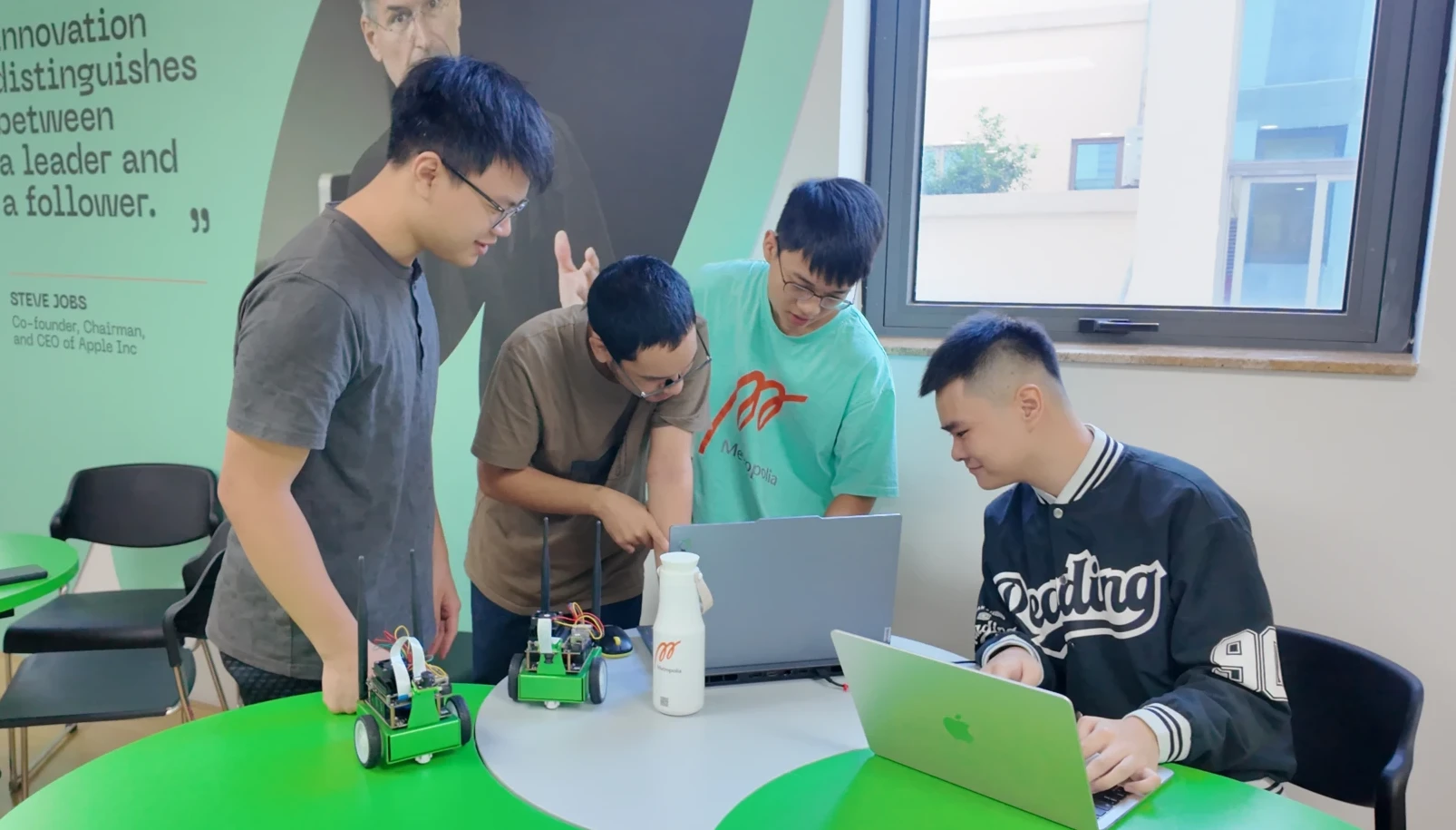 Đại học Nghiên cứu hay Đại học Ứng dụng? Hiểu để đầu tư đúng cho tương lai 3 Sinh viên công nghệ thông tin Metropolia Vietnam làm việc trên các mô hình Robotics, tích hợp kiến thức IoT, lập trình và An ninh mạng vào dự án thực tế.