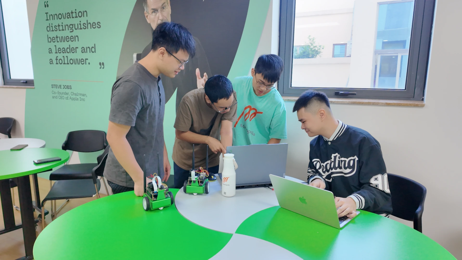 Sinh viên công nghệ thông tin Metropolia Vietnam làm việc trên các mô hình Robotics, tích hợp kiến thức IoT, lập trình và An ninh mạng vào dự án thực tế.