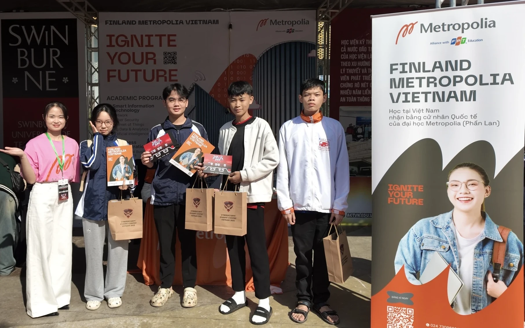 sinh vien quan tam gian hang finland metropolia vn ngay hoi sv chungkhao cuoc thi an ninh mang 2 e1763231555965