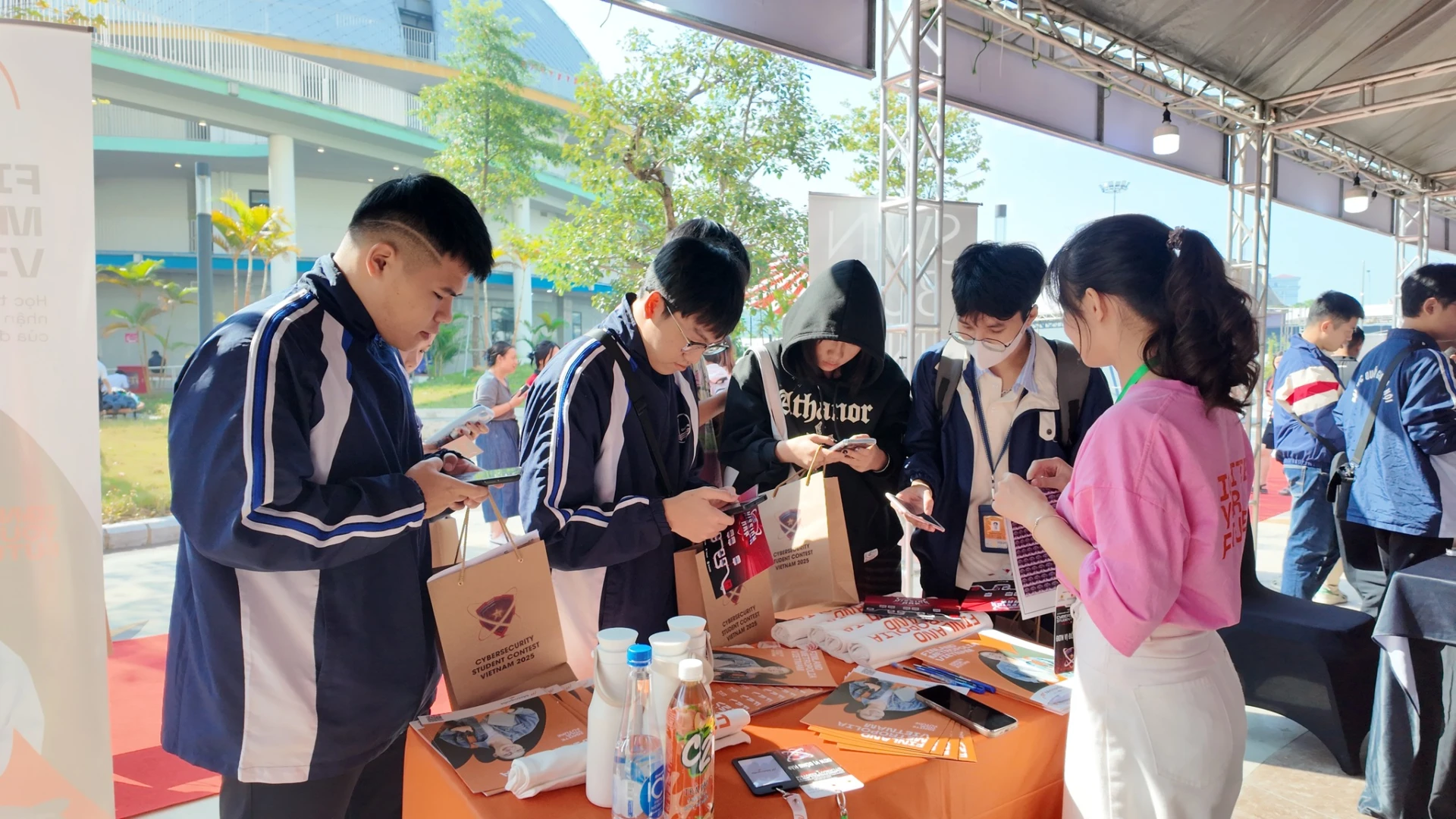 Đông đảo học sinh, ,sinh viên quan tâm đến lĩnh vực đào tạo an ninh mạng tại ngày hội