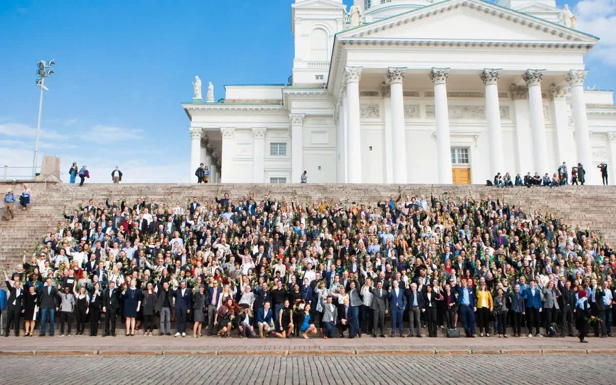 Các thành viên của nhóm tốt nghiệp AI tập trung tại Quảng trường Thượng viện ở Helsinki (Phần Lan)
