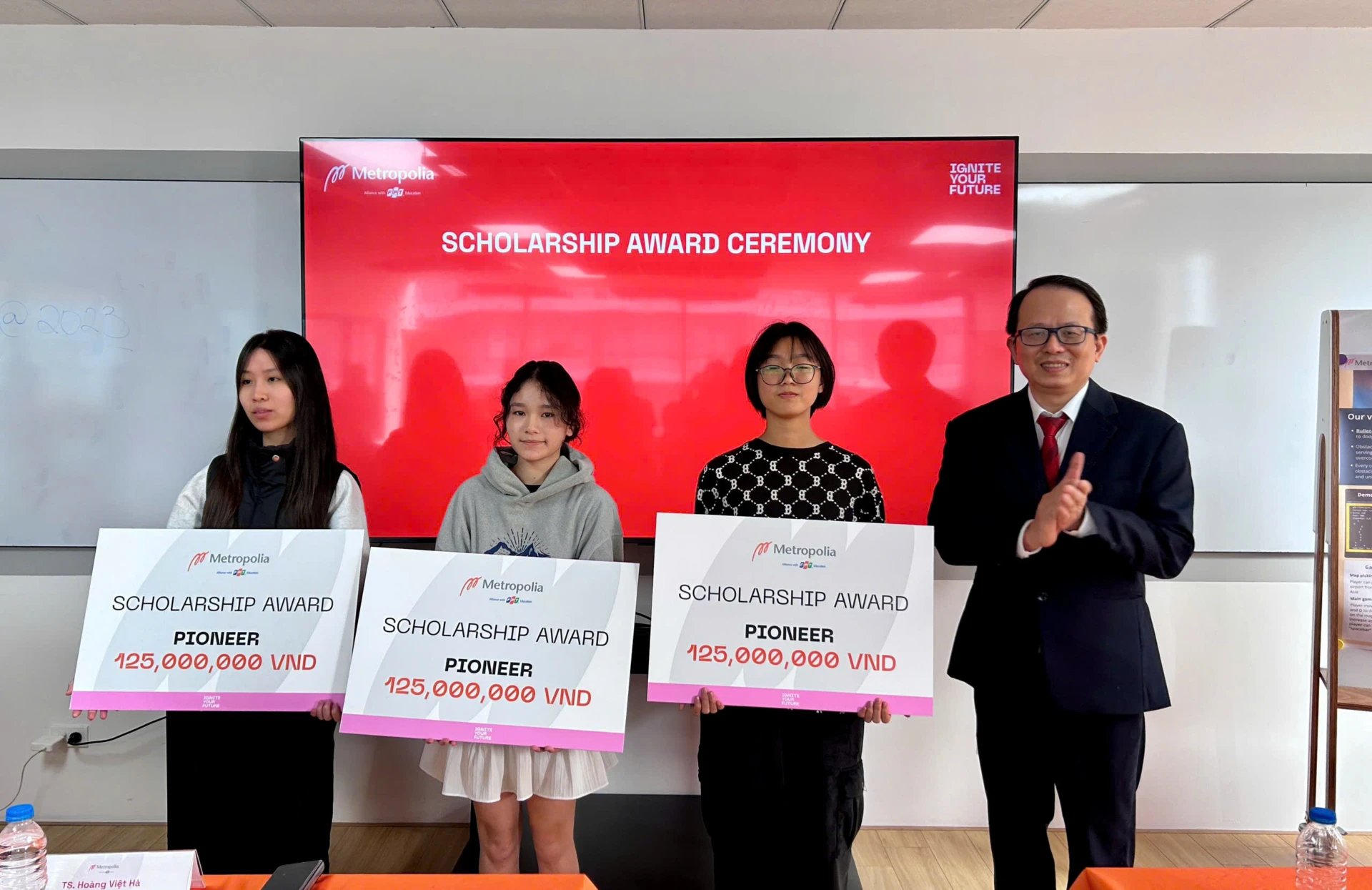 Đại diện Metropolia Vietnam trao tặng những suất học bổng giá trị cho các bạn học sinh tiềm năng tại sự kiện Info Day 