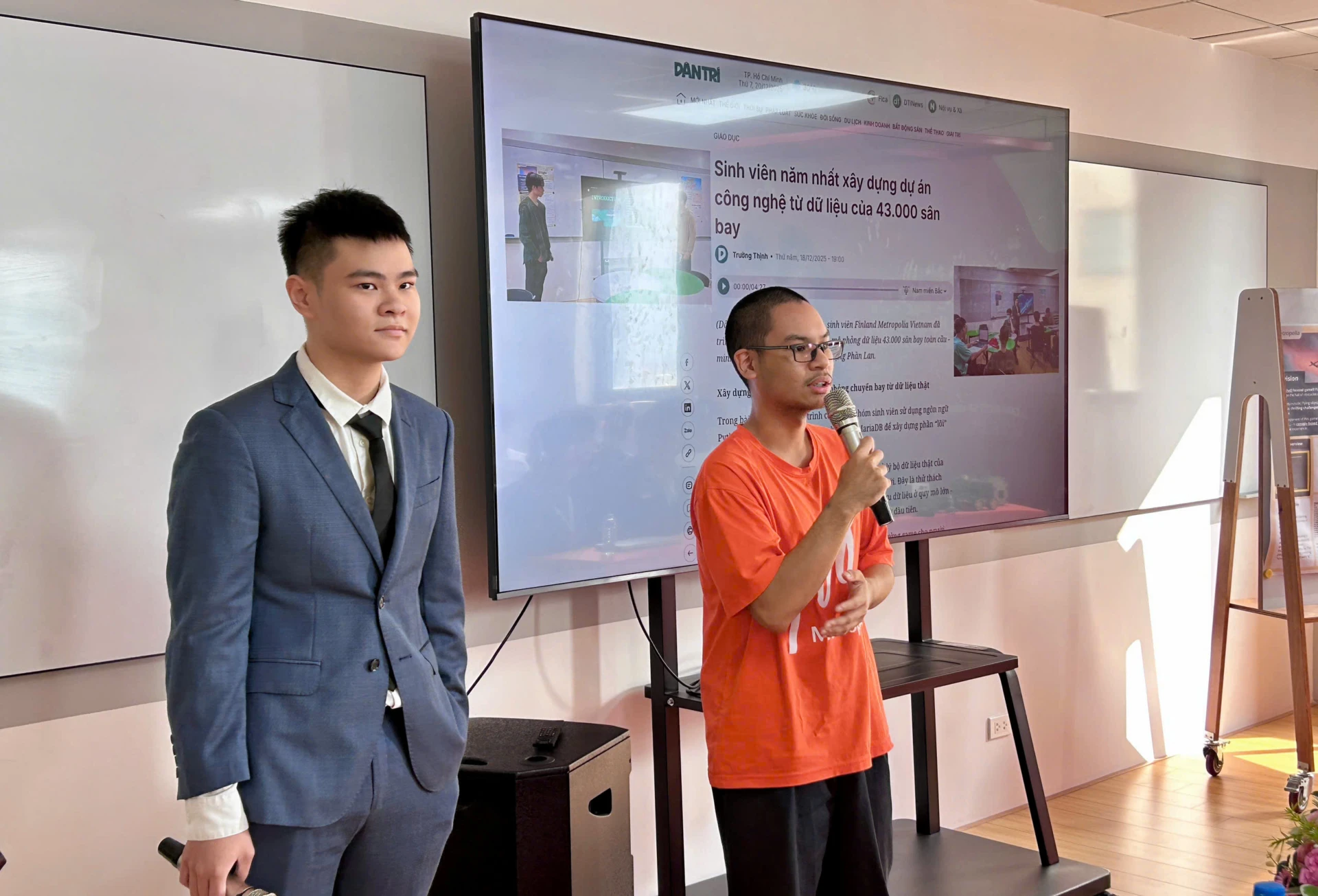 Nguyễn Hoàng Đăng Quân và Nguyễn Quang Tuệ - hai sinh viên tiêu biểu đại diện cho thế hệ sinh viên tài năng của chương trình Finland Metropolia Vietnam tham gia chia sẻ tại sự kiện