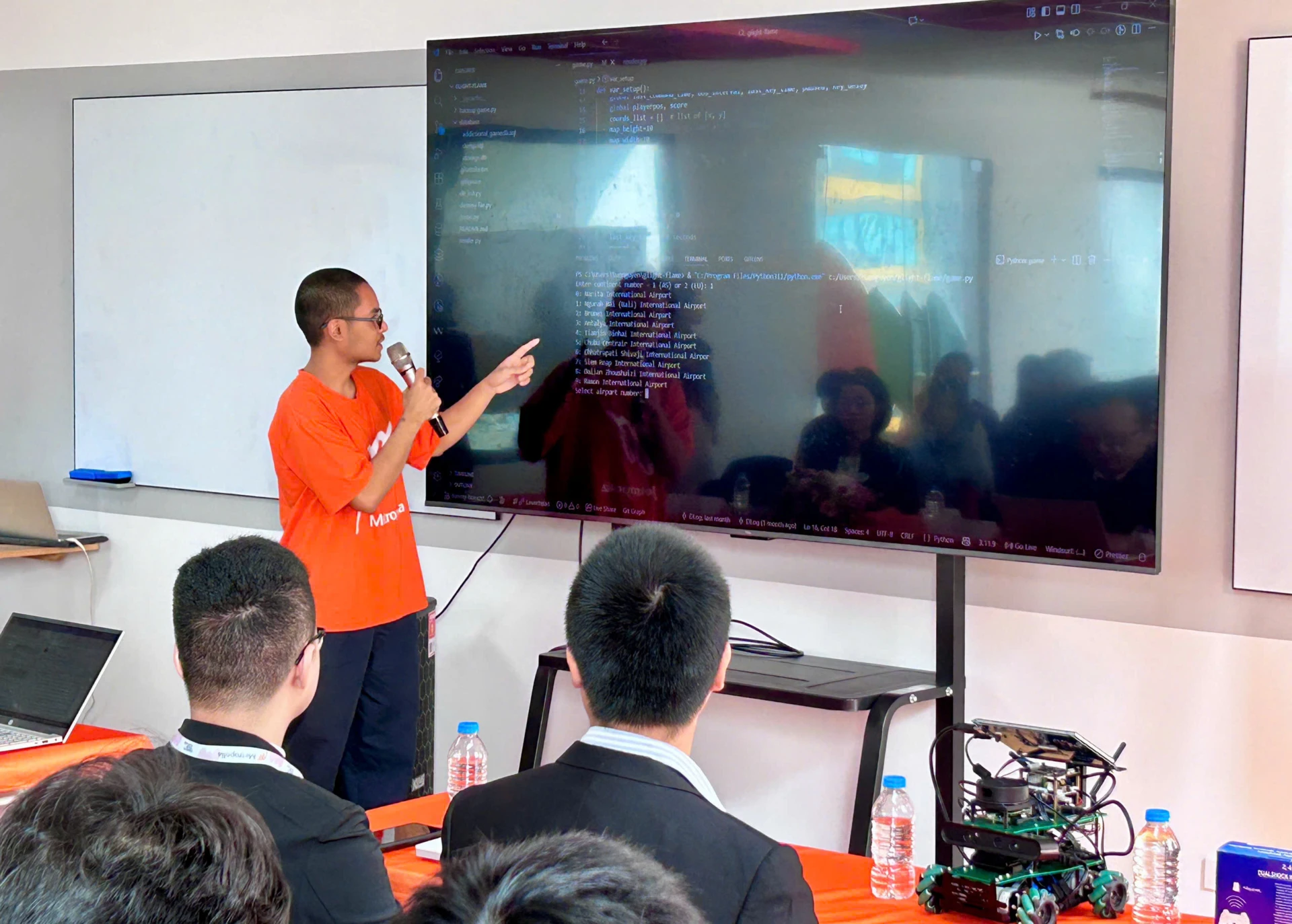 Sinh viên Metropolia Vietnam trình diễn khả năng làm chủ Big Data và trích xuất dữ liệu sân bay thực tế từ dự án phỏng mạng lưới sân bay thế giới tại Info day 
