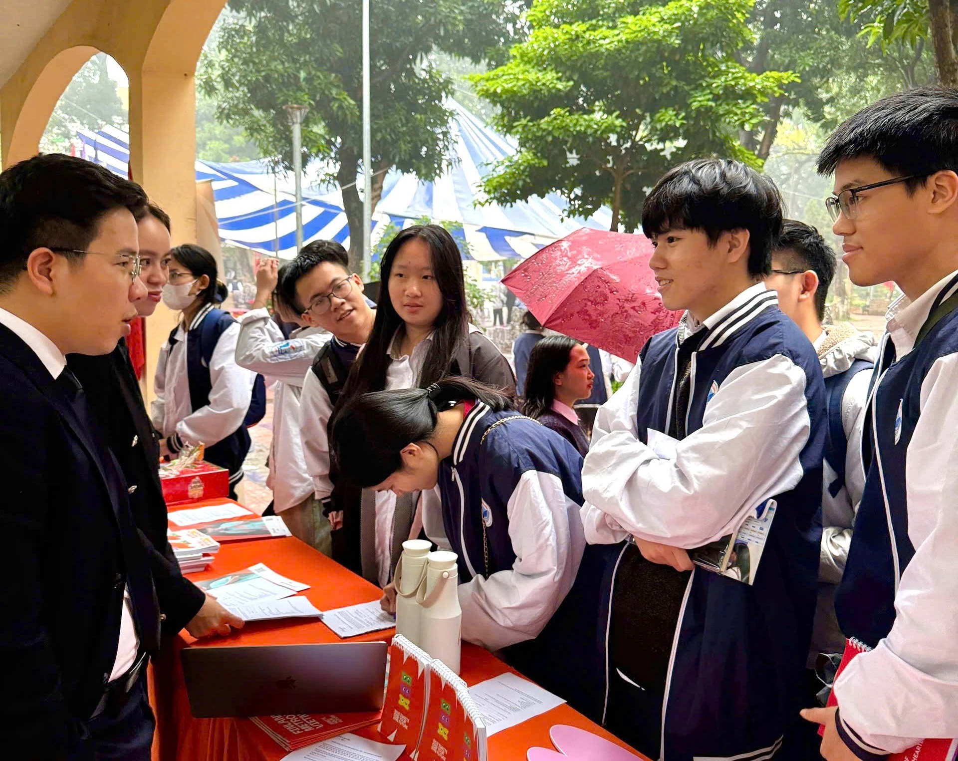 Học sinh THPT Xuân Đỉnh sôi nổi tại bàn tư vấn của Finland Metropolia Vietnam, tìm kiếm thông tin về các ngành học và chương trình liên kết quốc tế nhận bằng đại học Phần Lan.