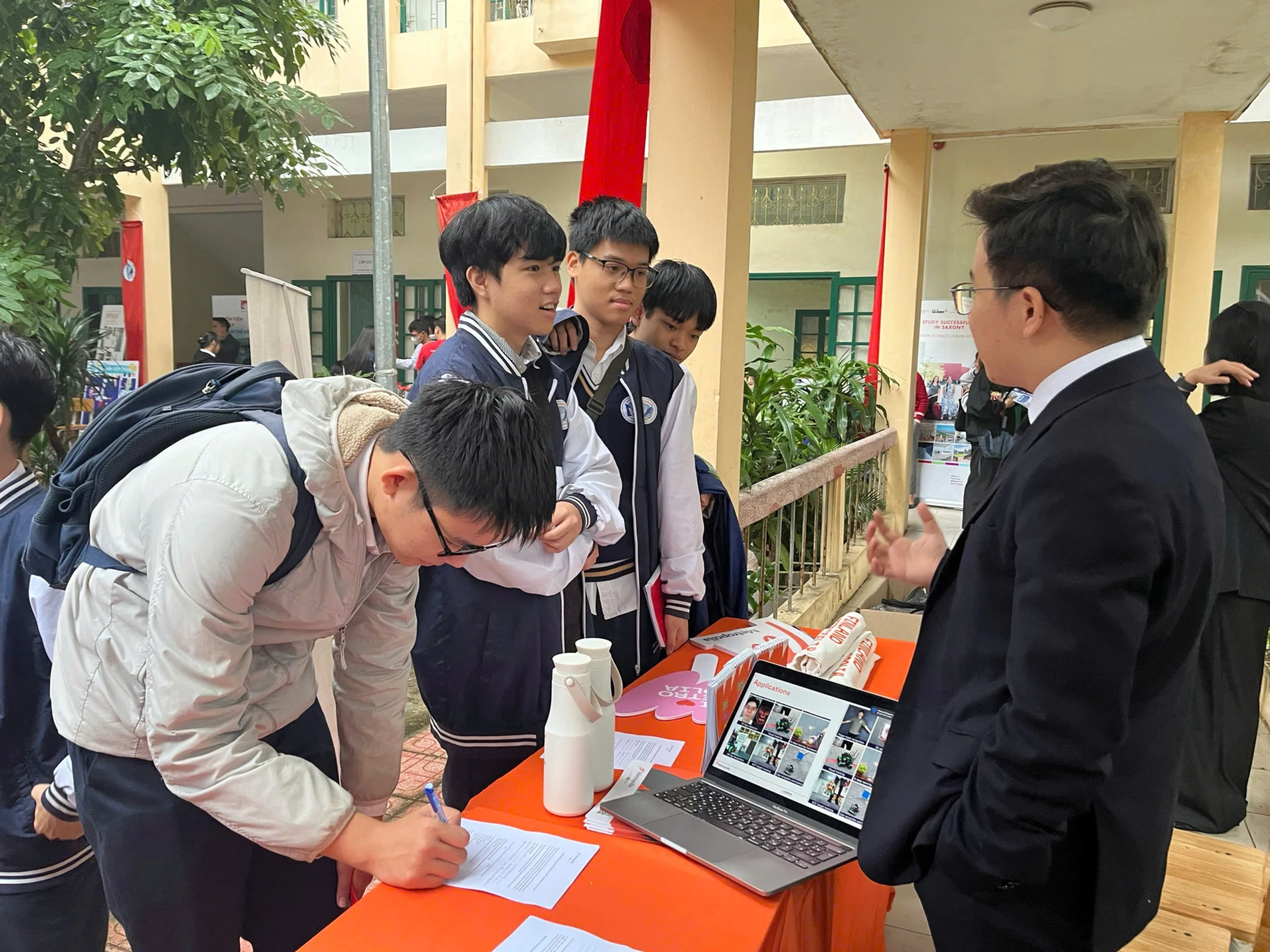 Metropolia ngay hoi tu van huong nghiep THPT Xuan Dinh 4