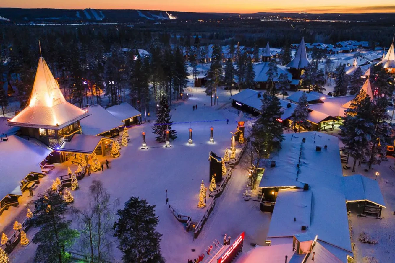 Rovaniemi - thủ phủ của vùng Lapland xinh đẹp - là quê hương của ông già Noel - biểu tượng của mùa lễ hội, mang theo hơi ấm của tình yêu và những điều kỳ diệu.