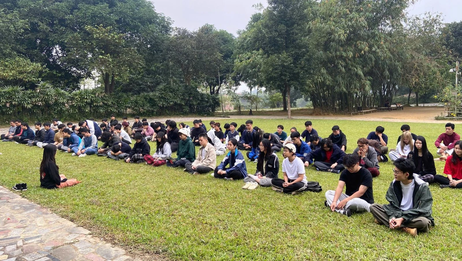 Sinh viên Metropolia Vietnam tham gia buổi thực hành chánh niệm (mindfulness) ngoài trời, rèn luyện khả năng tập trung và cân bằng cảm xúc.