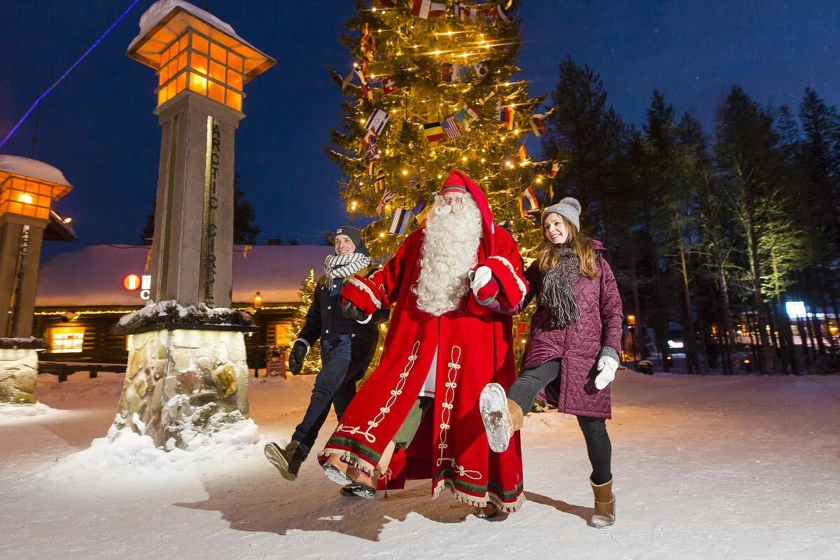 Du khách đến Rovaniemi mùa giáng sinh có cơ hội tham gia nghi lễ vượt qua vòng Bắc Cực truyền thống của người Sami, với ước mong nhận được phước lành từ thần rừng của người Sami.