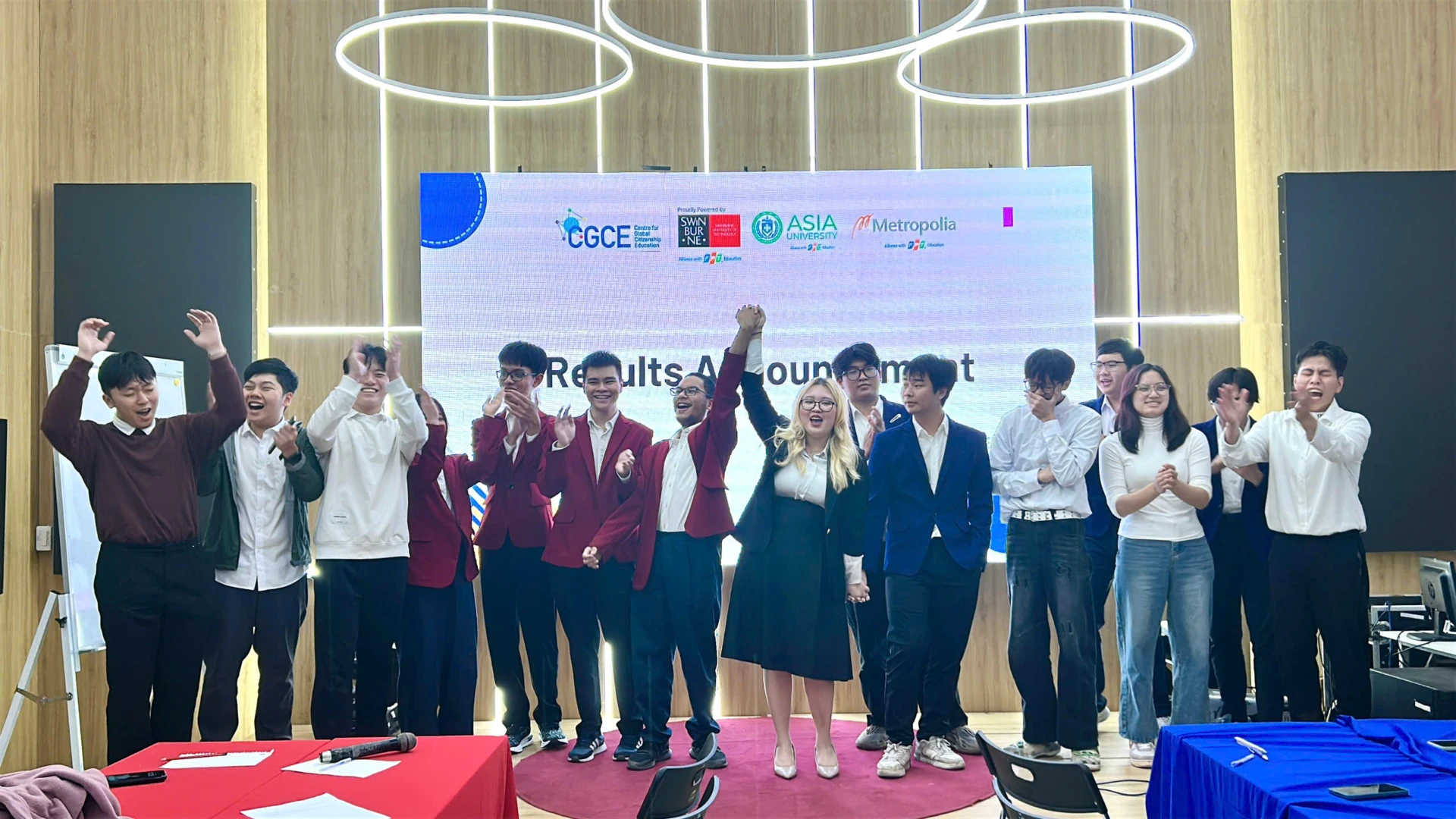 Team (Affirmative Team) – kết hợp sinh viên Finland Metropolia Vietnam và Swinburne Vietnam đã giành chiến thắng thuyết phục tại cuộc tranh biện liên trường