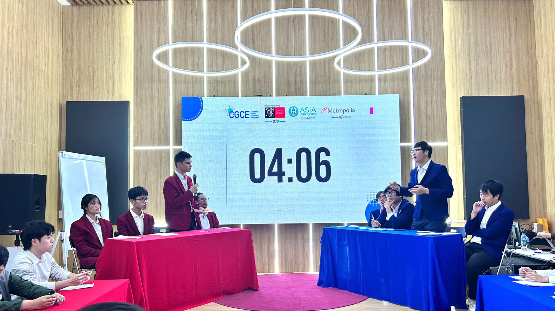 Cuộc tranh biện liên trường diễn ra sôi nổi giữa đại diện 2 team Affirmative ( Đội đồng tình: Màu áo đỏ bên trái) và Team và Negative Team ( Đội phản đối: Màu áo xanh bên phải)