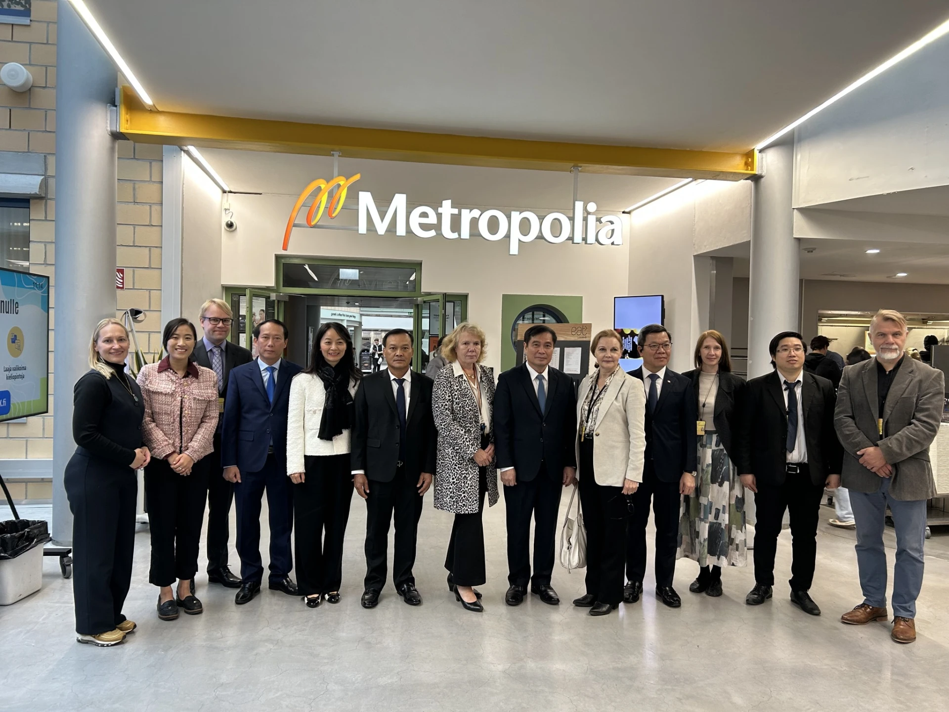Đại diện phái đoàn Việt Nam và ban lãnh đạo Metropolia Phần Lan tại khuôn viên Myyrmäki - Đại học Metropolia (Phần Lan), thúc đẩy giáo dục Phần Lan ứng dụng tại Việt Nam