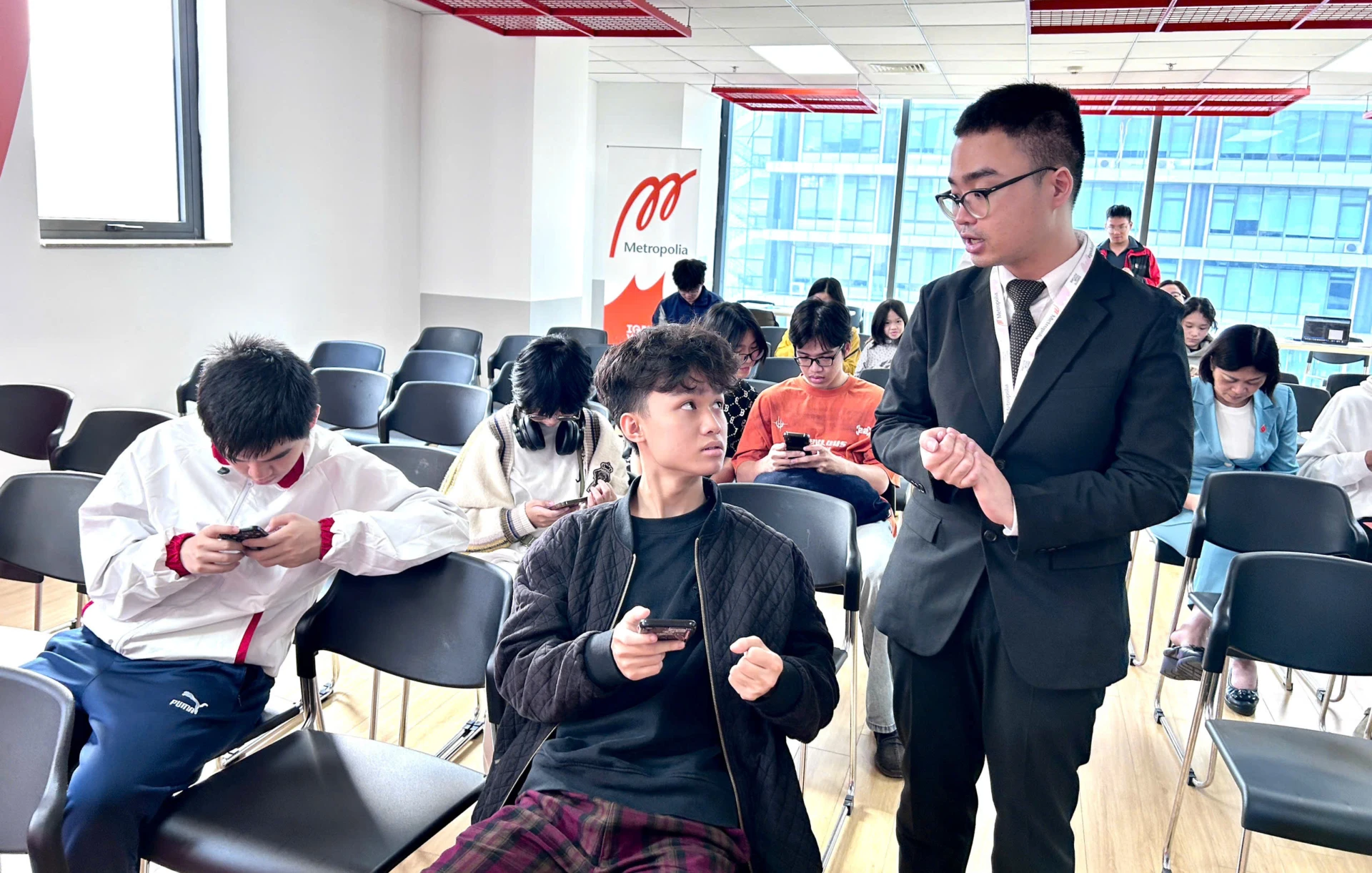 Giảng viên trực tiếp giải đáp thắc mắc và hướng dẫn học sinh, phụ huynh thực hành tại lớp trải nghiệm