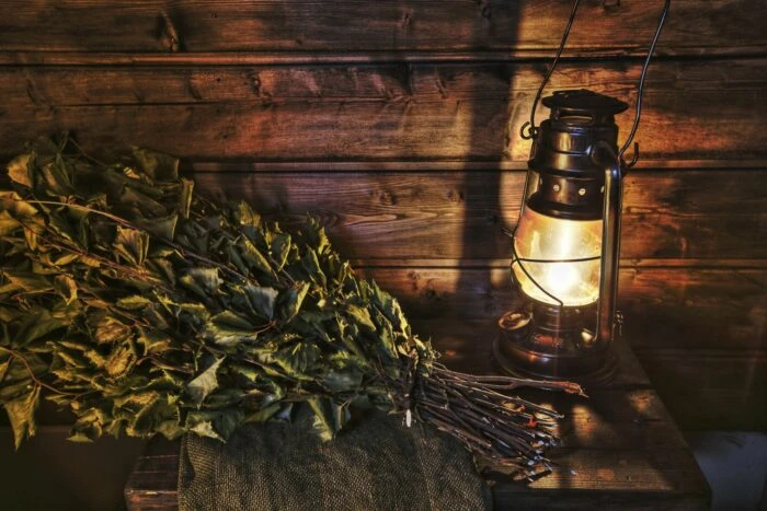 Ánh đèn dịu nhẹ và cây chổi sauna làm từ cành lá bạch dương đã góp phần tạo nên một không gian thư giãn sâu sắc trong trải nghiệm sauna Giáng sinh. Ảnh: Sauna from Finland 