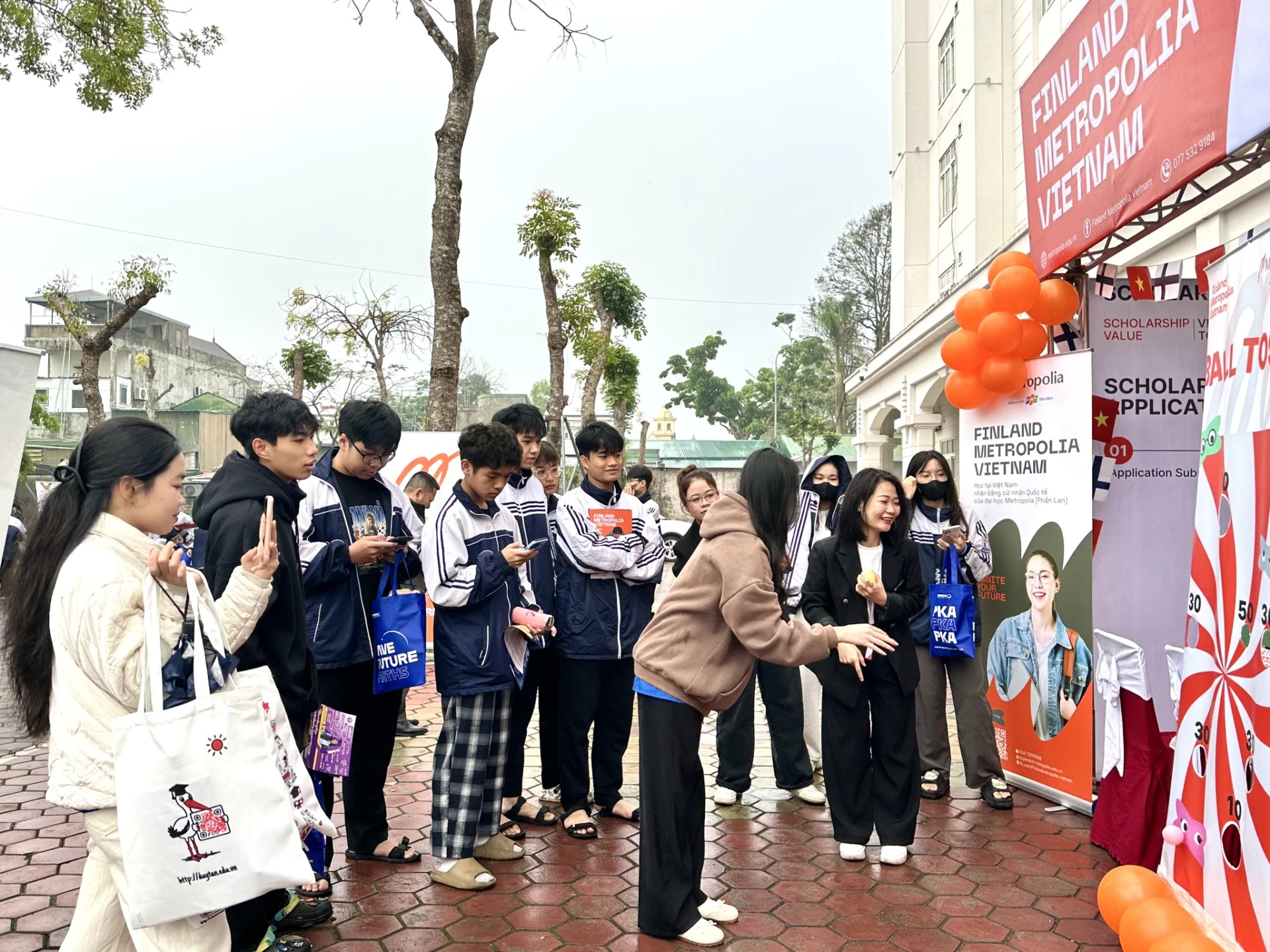 Ngay hoi tu van tuyen sinh huong nghiep 2006 Nghe An