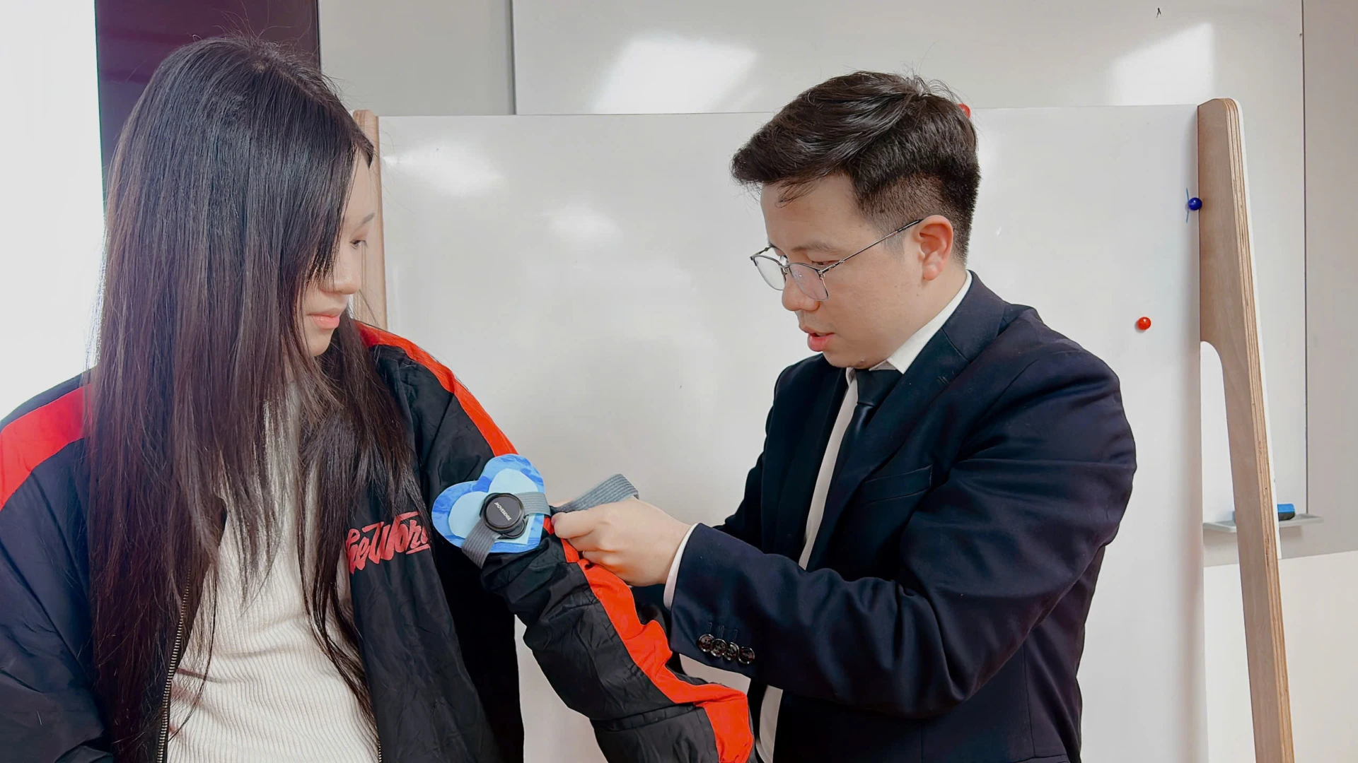 Với kích thước chỉ hơn chiếc cúc áo thông thường, MoveSense có thể thu thập dữ liệu sinh học và chuyển động thực tế