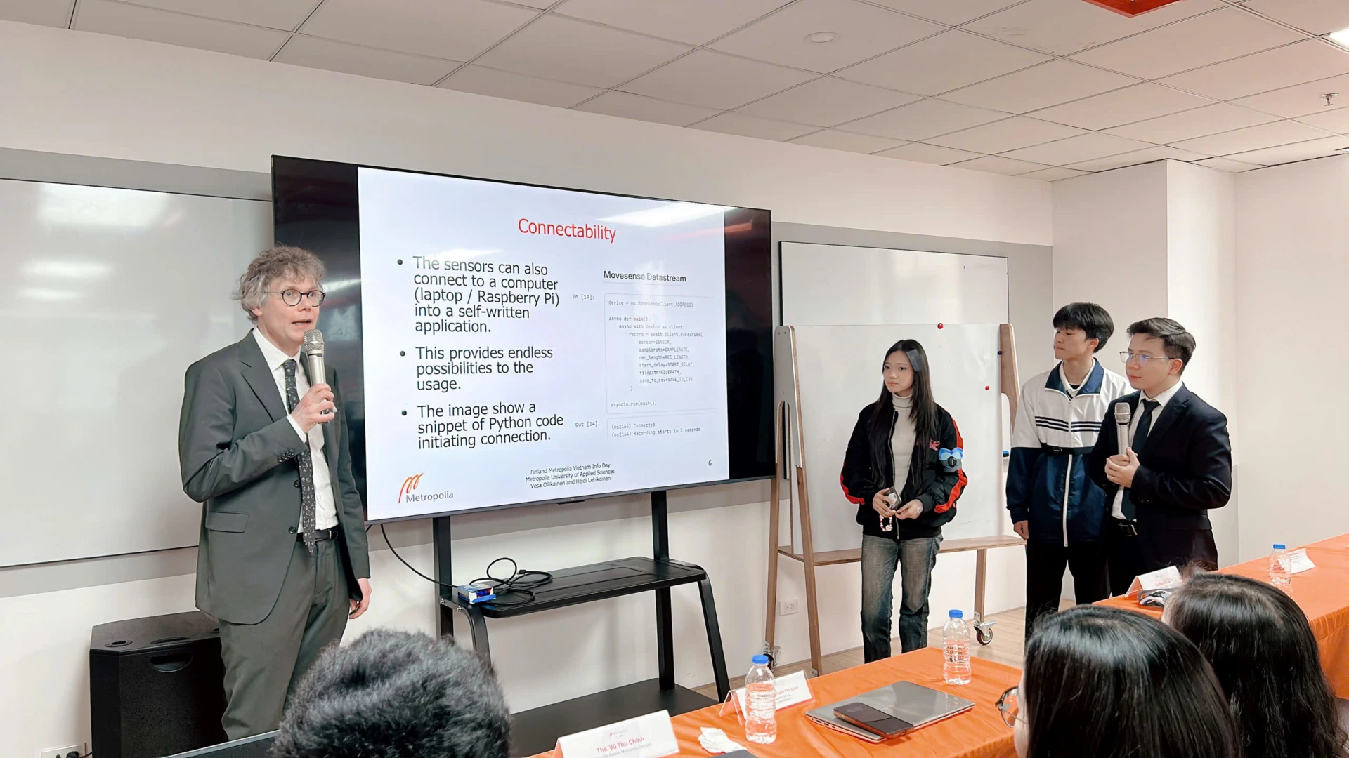 TS. Vesa Ollikainen giải thích về khả năng kết nối linh hoạt (Connectability) của CNTT thông minh - MoveSense, cho phép sinh viên tự viết mã Python để điều khiển và phân tích dữ liệu trên máy tính.