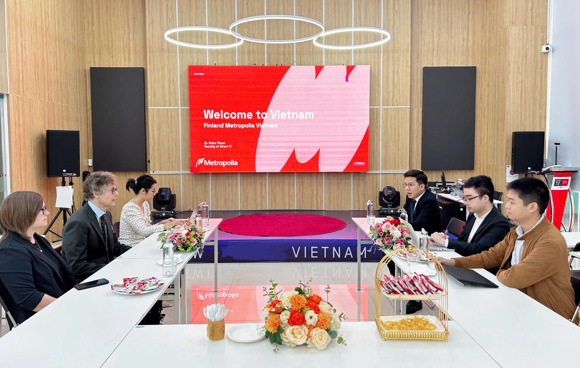 Chuyên gia CNTT thông minh Đại học Khoa học Ứng dụng Metropolia (Phần Lan) làm việc cùng đội ngũ chuyên gia CNTT thông minh Finland Metropolia Vietnam
