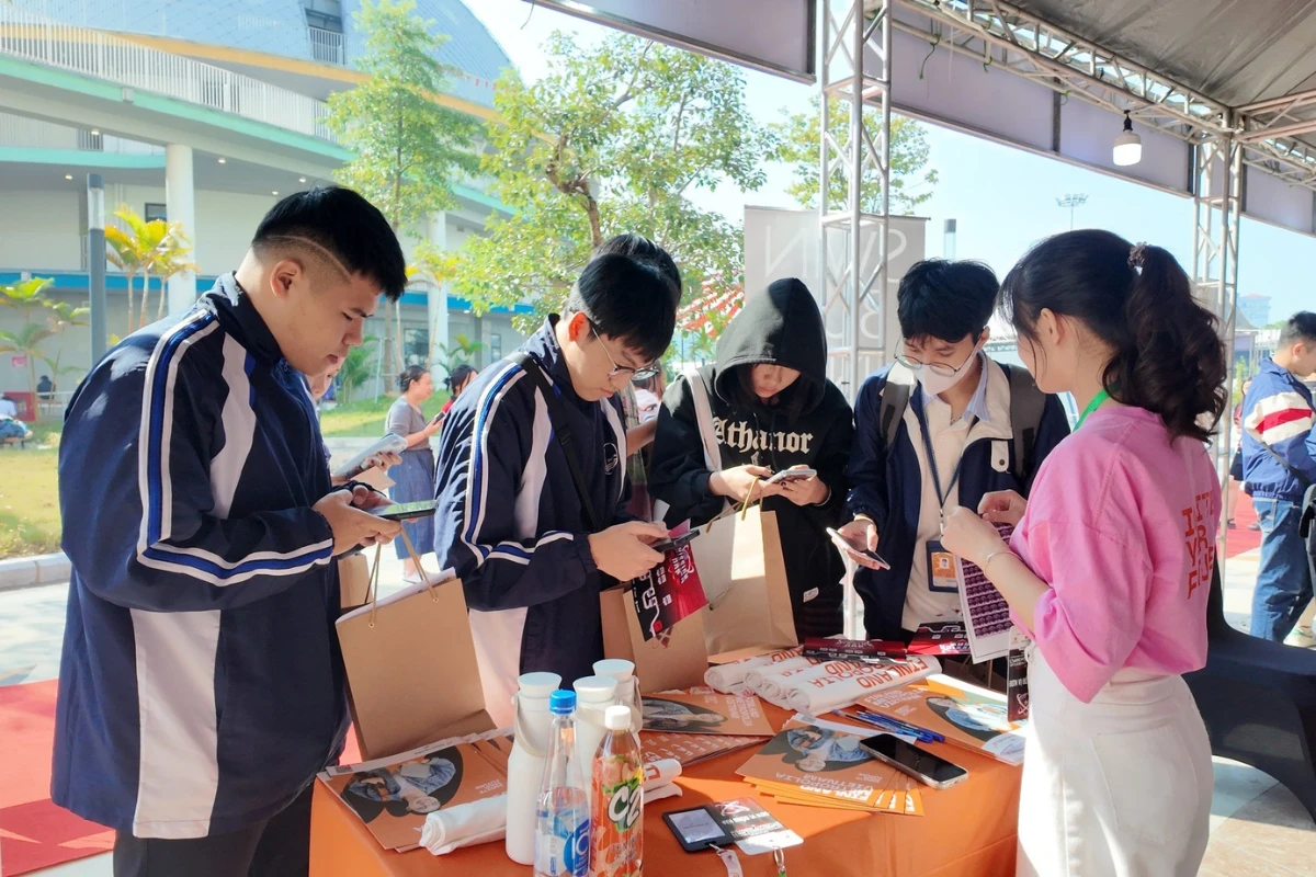 gian hang ngay hoi TVTS bao Tuoi Tre 3
