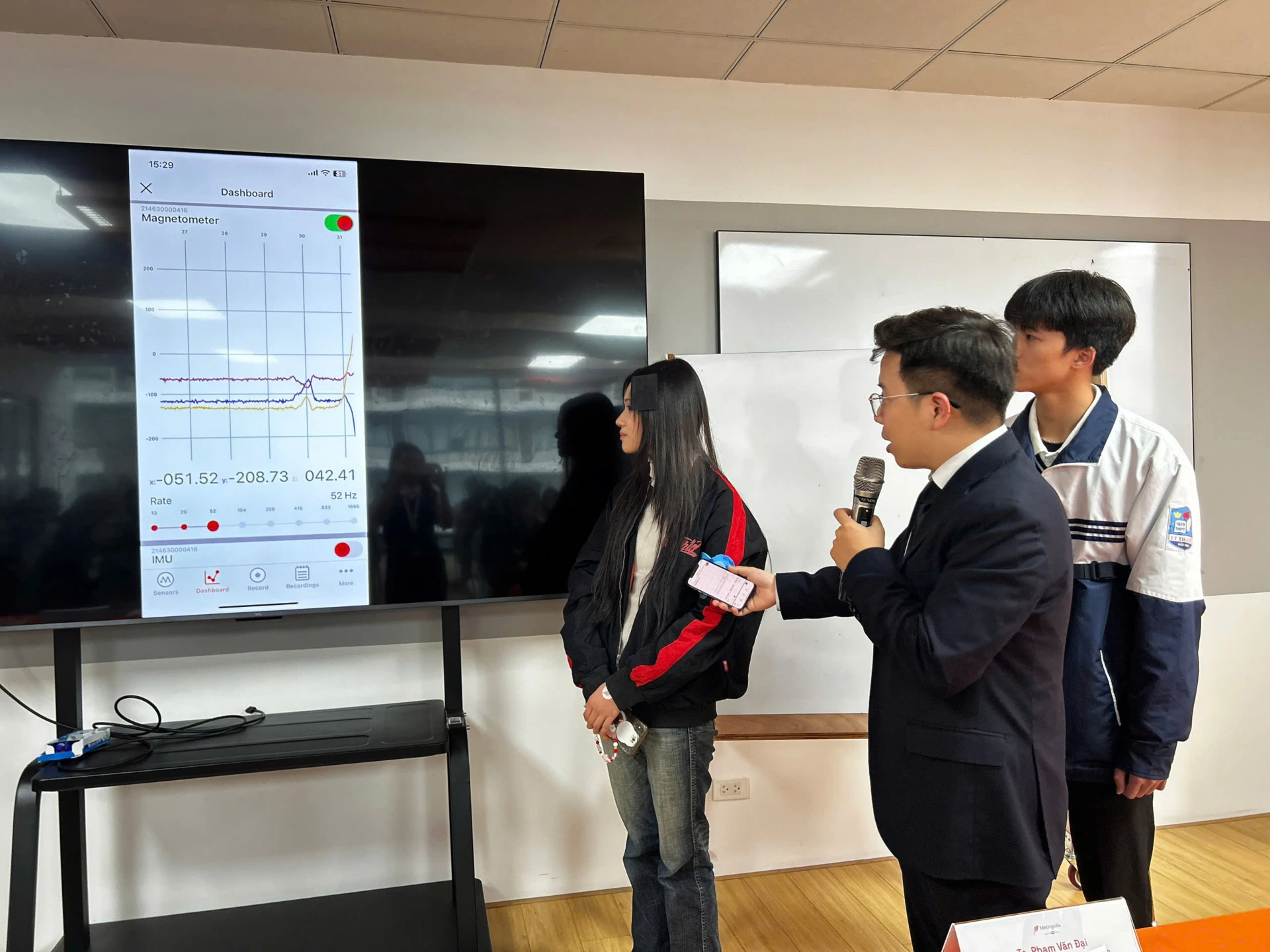 Học sinh trực tiếp trải nghiệm công nghệ ứng dụng thế hệ mới với hệ thống cảm biến Movesense dưới sự hướng dẫn của chuyên gia Phần Lan để thấu hiểu quy trình thu thập và phân tích dữ liệu thực tế