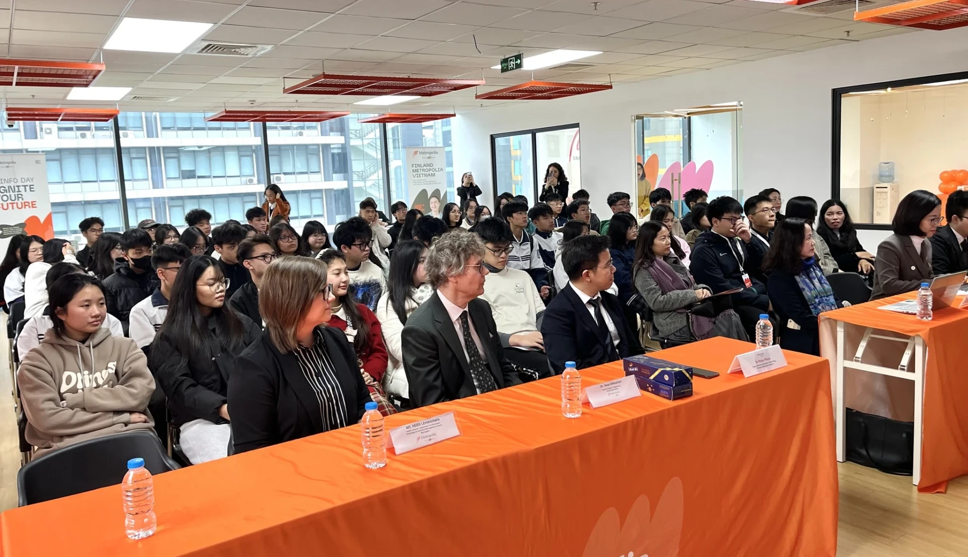 sự kiện Info Day “Ignite Your Future” tại Finland Metropolia Vietnam thu hút đông đảo phụ huynh và học sinh quan tâm tìm hiểu về mô hình giáo dục ứng dụng Phần Lan.