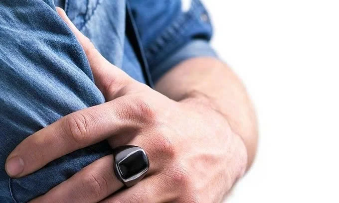 Oura Ring Gen 1 -  thế hệ đầu ra mắt tháng 3/2015 tại Lễ hội Ra mắt (Launch Festival) ở San Francisco với câu hỏi ấn tượng: "Chúng ta đều biết mức pin của điện thoại di động, nhưng bạn có biết mức pin của cơ thể không?