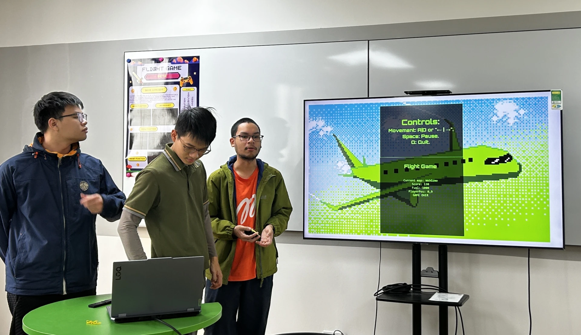 Nhóm sinh viên CNTT thông minh Finland Metropolia Vietnam trình diễn vận hành game trên nền tảng Web UI.