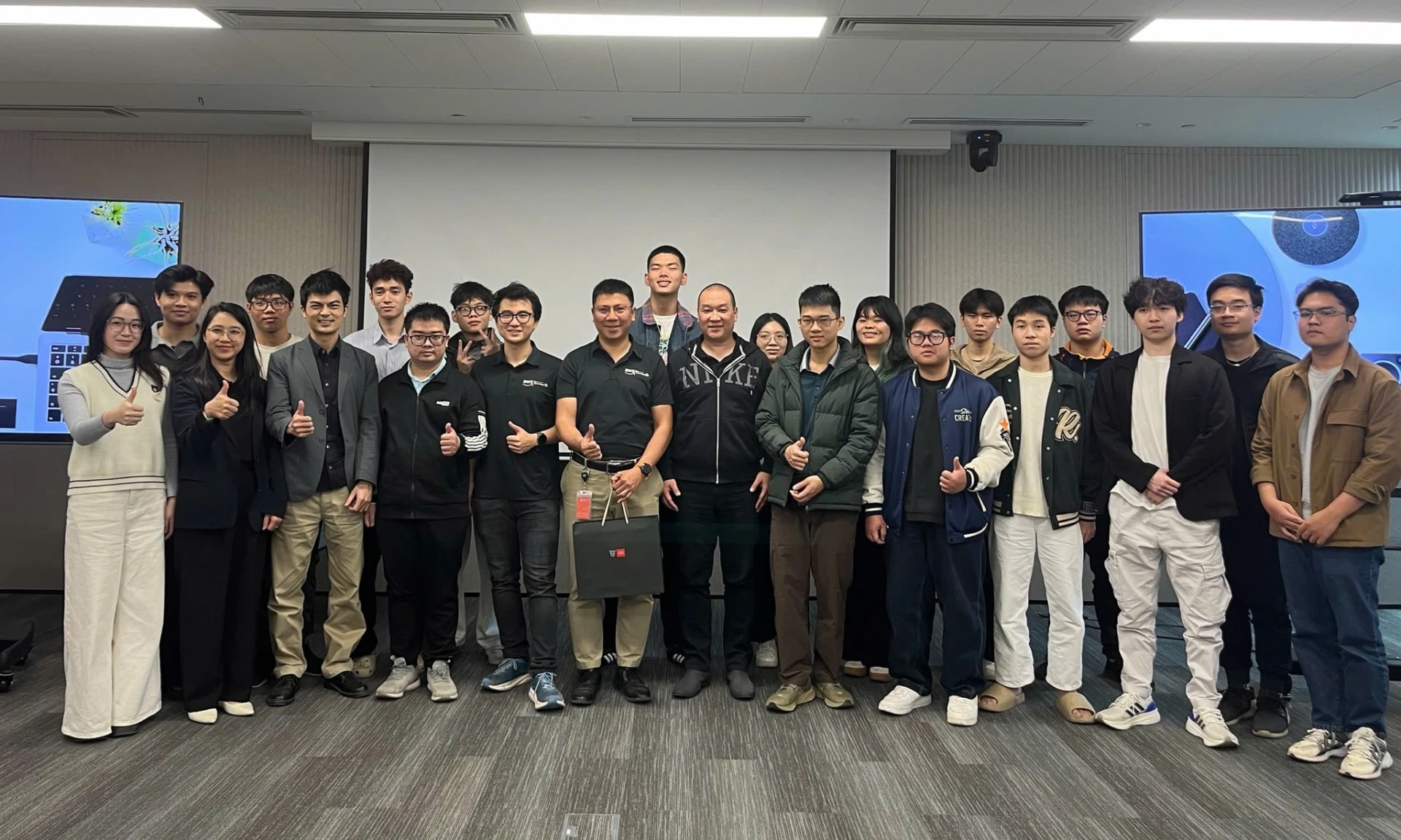 Sinh viên Finland Metropolia Vietnam cùng sinh viên Viện Đào tạo quốc tế FPT  tại Amazon Web Services (AWS) - doanh nghiệp điện toán đám mây hàng đầu thế giới