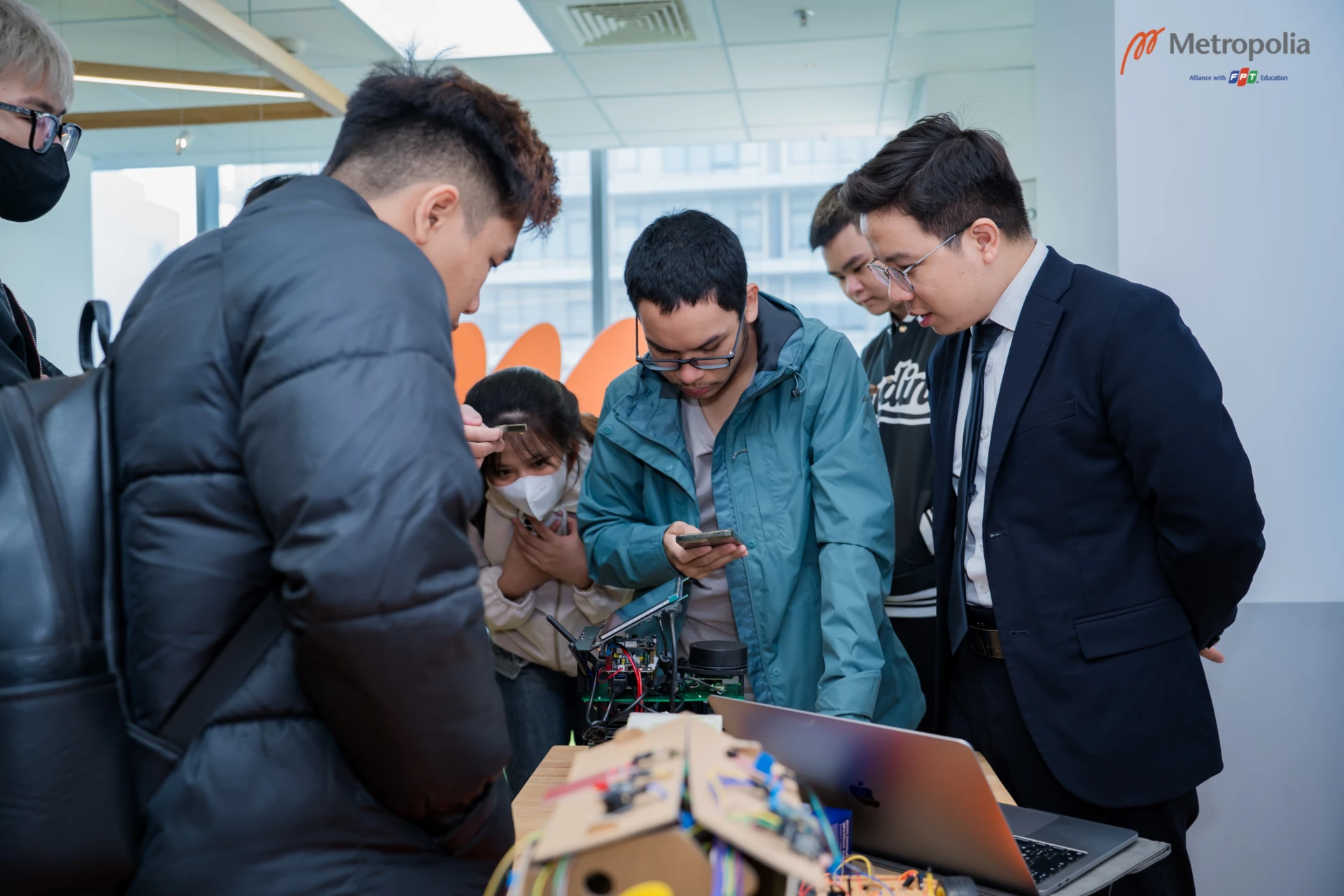 Từ những mô hình thực hành cơ bản, sinh viên dần làm chủ các kỹ năng phức tạp để sẵn sàng cho các dự án chuyên ngành về điện toán đám mây (Professional Project) tại doanh nghiệp.