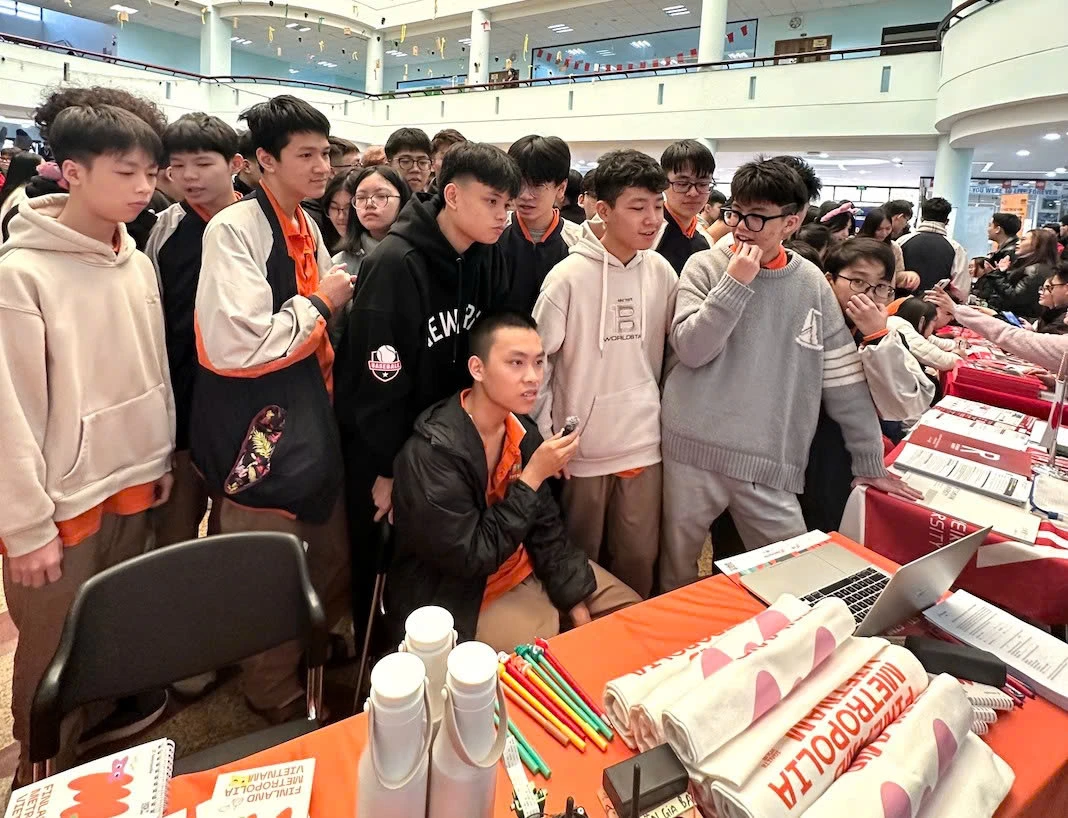 Gian hàng của Finland Metropolia Vietnam thu hút đông đảo học sinh FPT School đến tìm hiểu về chương trình đào tạo và các cơ hội nghề nghiệp quốc tế.