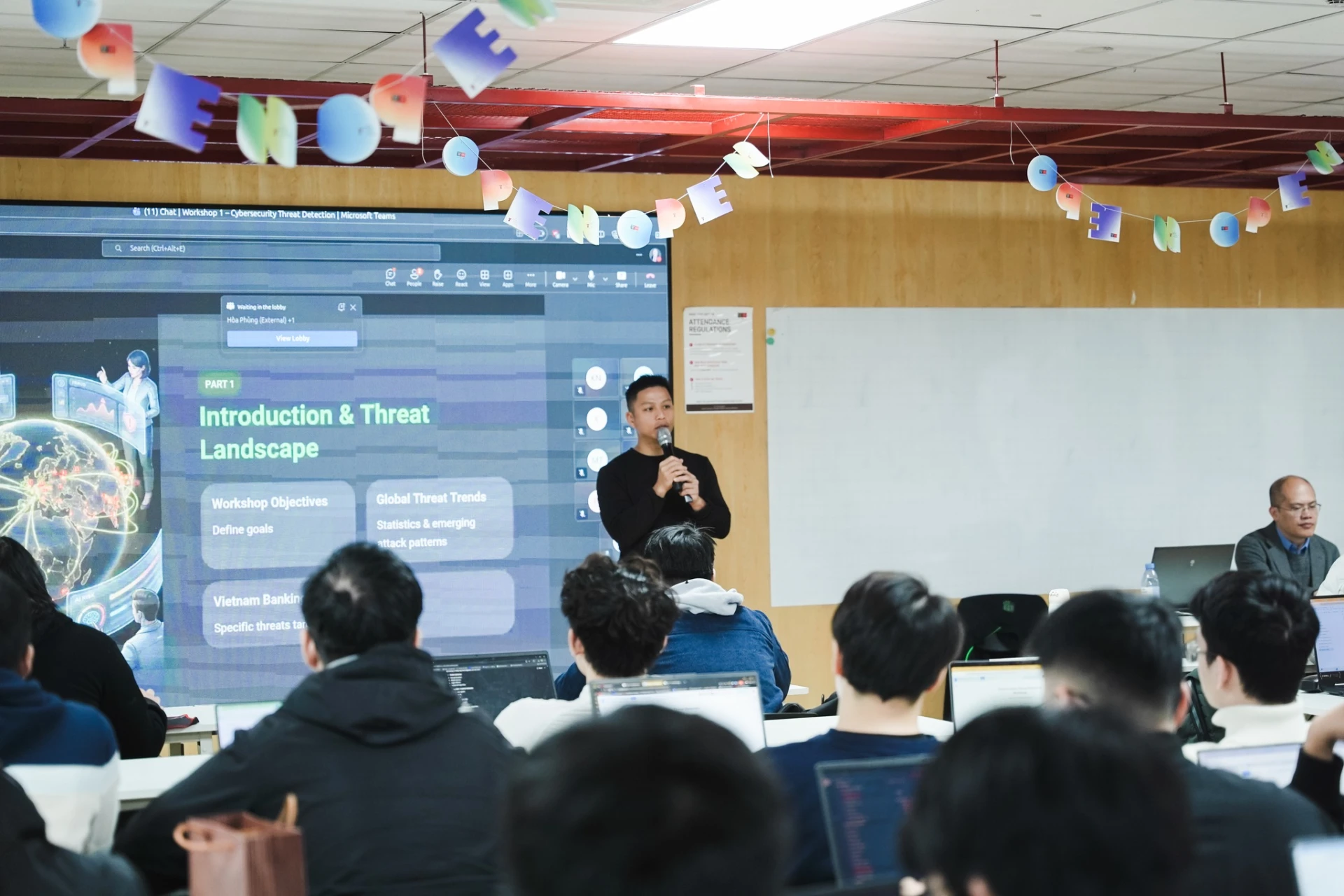 Toàn cảnh Workshop 1 của Swin Hackathon với sự dẫn dắt của chuyên gia an ninh mạng Hiếu PC.