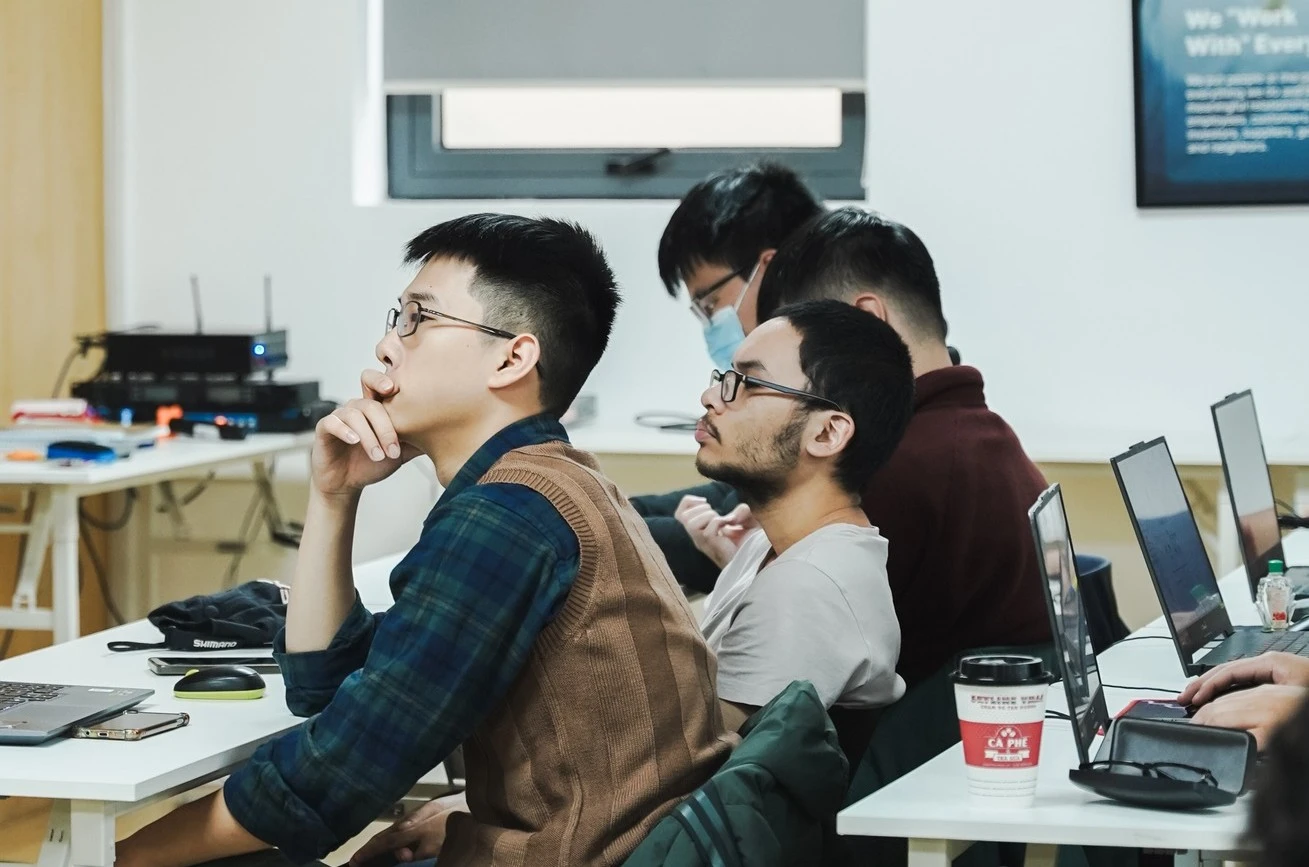 Lòi khuyên của chuyên gia Ngô Minh Hiếu chính là kim chỉ nam giúp các tân binh Smart IT tự tin đối đầu với những thử thách phức tạp nhất tại Swin Hackathon 2026