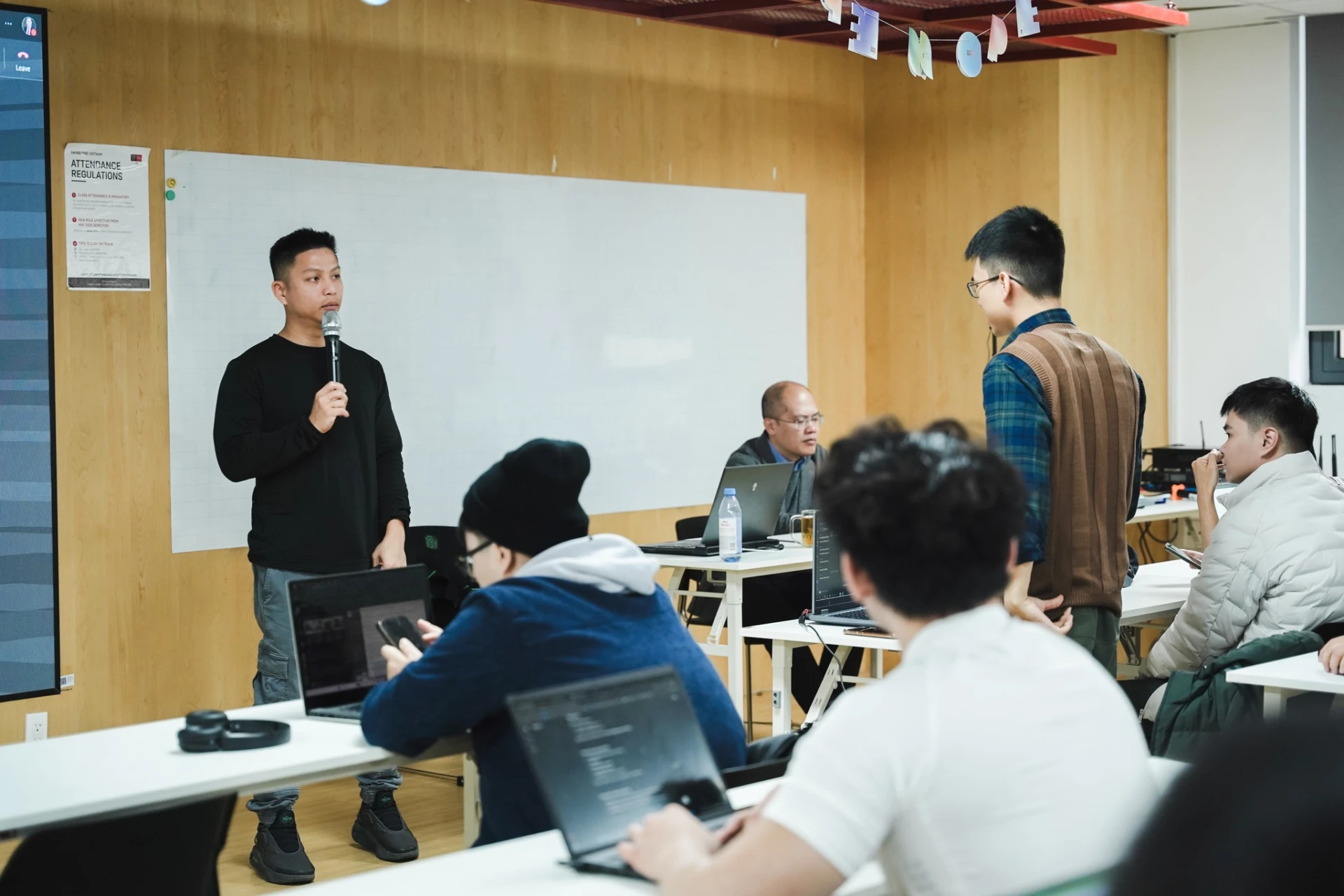 Trao đổi trực tiếp với chuyên gia giúp sinh viên làm rõ các thách thức công nghệ trong bảo vệ hệ thống tài chính số.