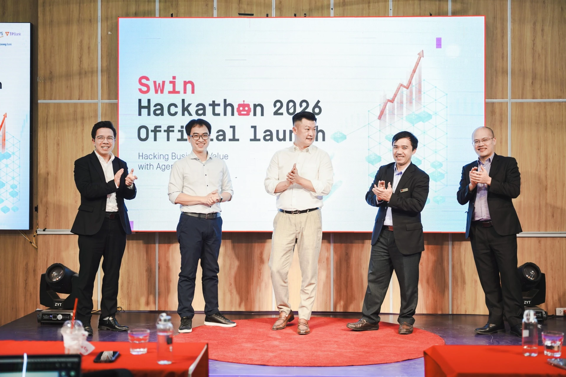 Đại diện Ban tổ chức cùng các diễn giả Mr. Fred Lim (Hong Leong Bank) và Mr. Bùi Hải Nam (Finan) khởi động hành trình sáng tạo công nghệ đầy hứa hẹn cho các đội thi