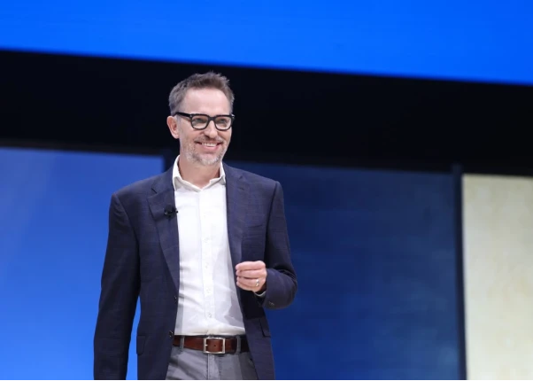Ông Ryan Roslansky, Tổng Giám đốc LinkedIn  nhấn mạnh rằng tương lai công việc thuộc về những người linh hoạt, tư duy tiến bộ, sẵn sàng học hỏi và sử dụng công nghệ