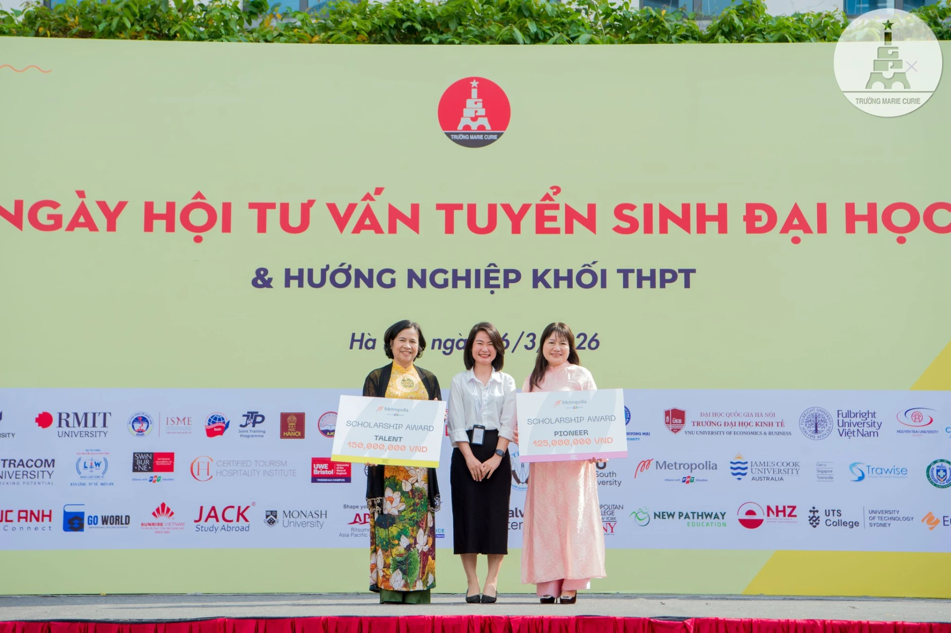 Finland Metropolia Vietnam trao các suất học bổng khuyến khích học tập cho học sinh tham gia ngày hội hướng nghiệp tại Trường Marie Curie.