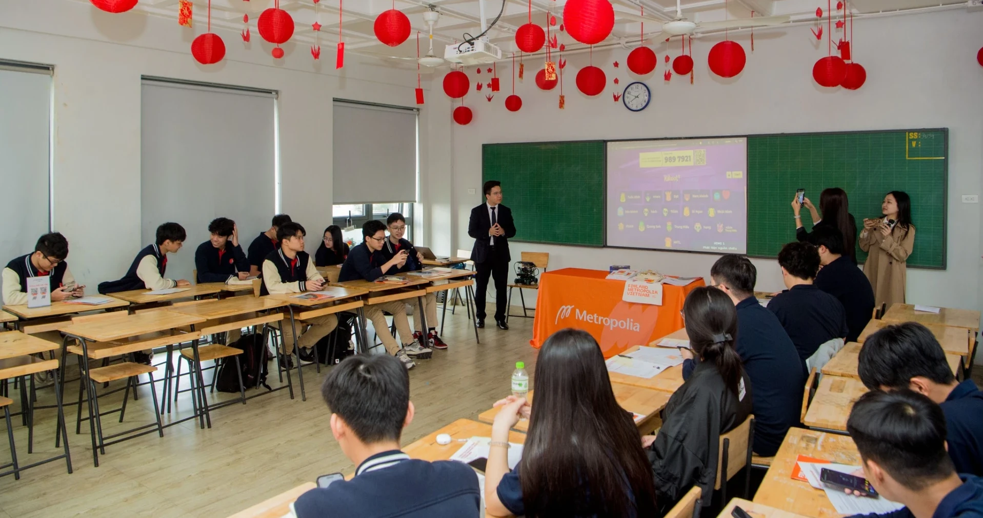 Lớp học trải nghiệm AI mang đến góc nhìn thực tế về ứng dụng công nghệ và phương pháp học tập theo mô hình giáo dục Phần Lan.
