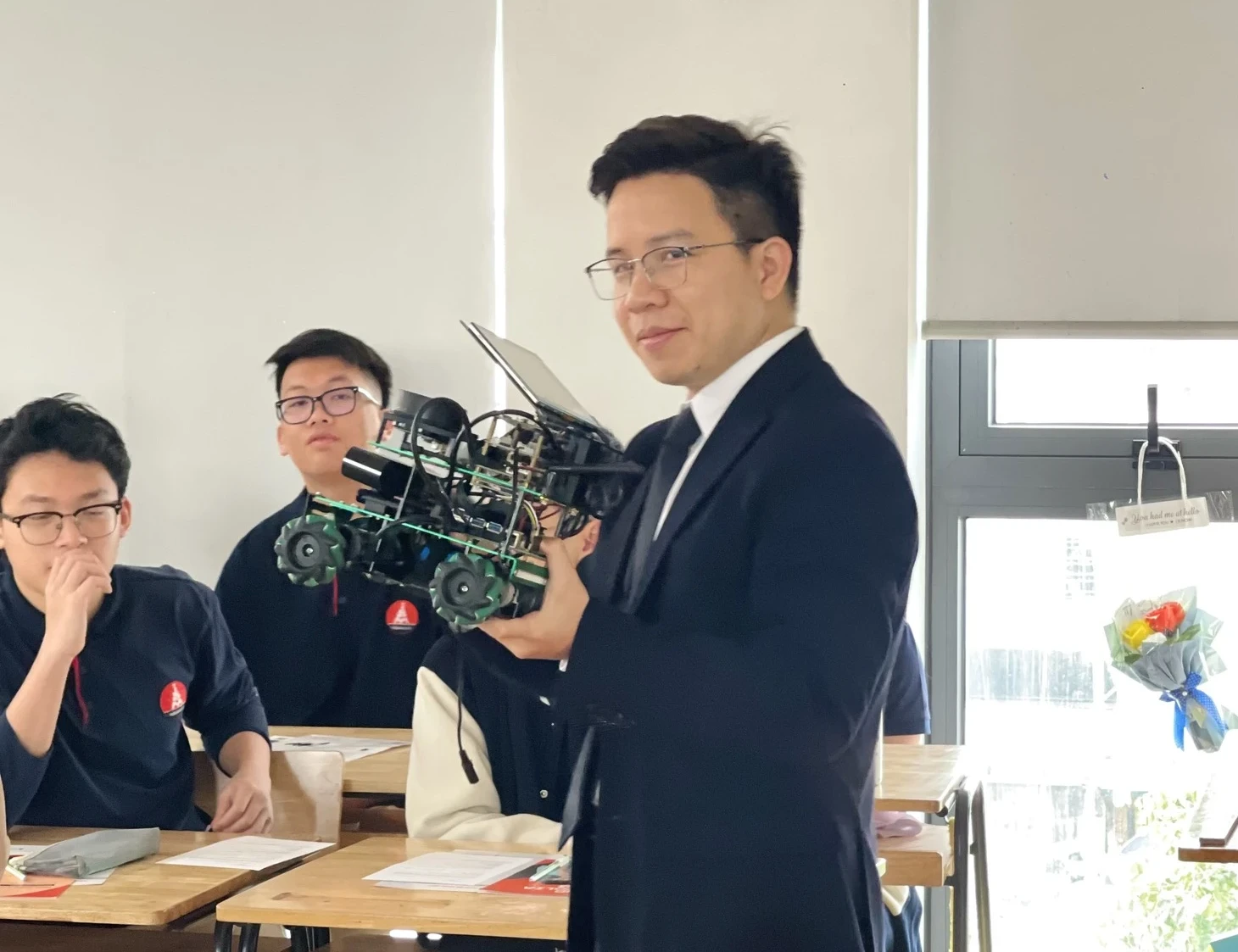 TS. Phạm Văn Đại – Trưởng khoa Công nghệ thông tin thông minh Finland Metropolia Vietnam giới thiệu robot trong lớp học trải nghiệm AI dành cho học sinh Marie Curie.