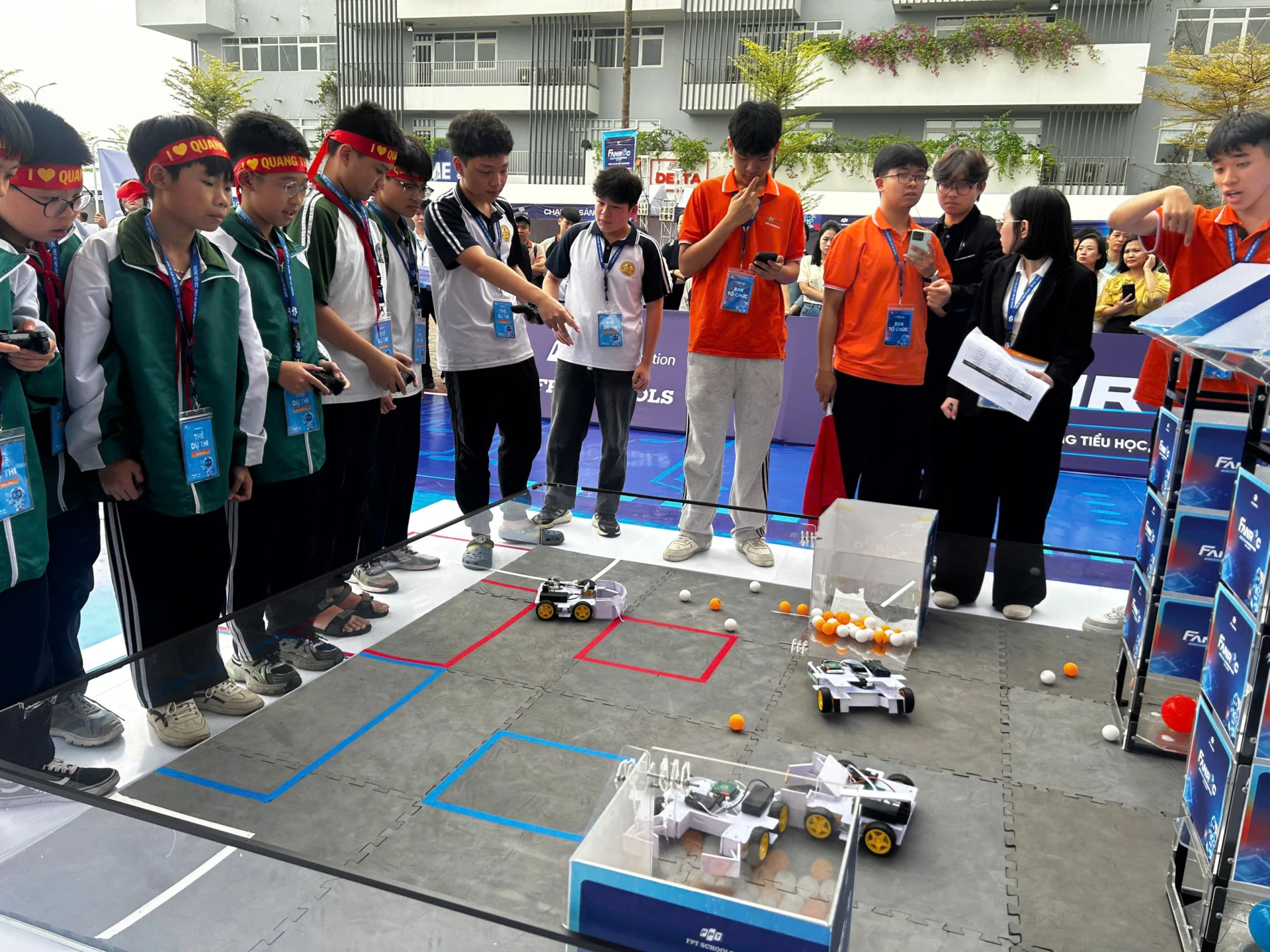 Không khí sôi động tại vòng chung kết FanRoc Robotics thu hút đông đảo học sinh theo dõi.