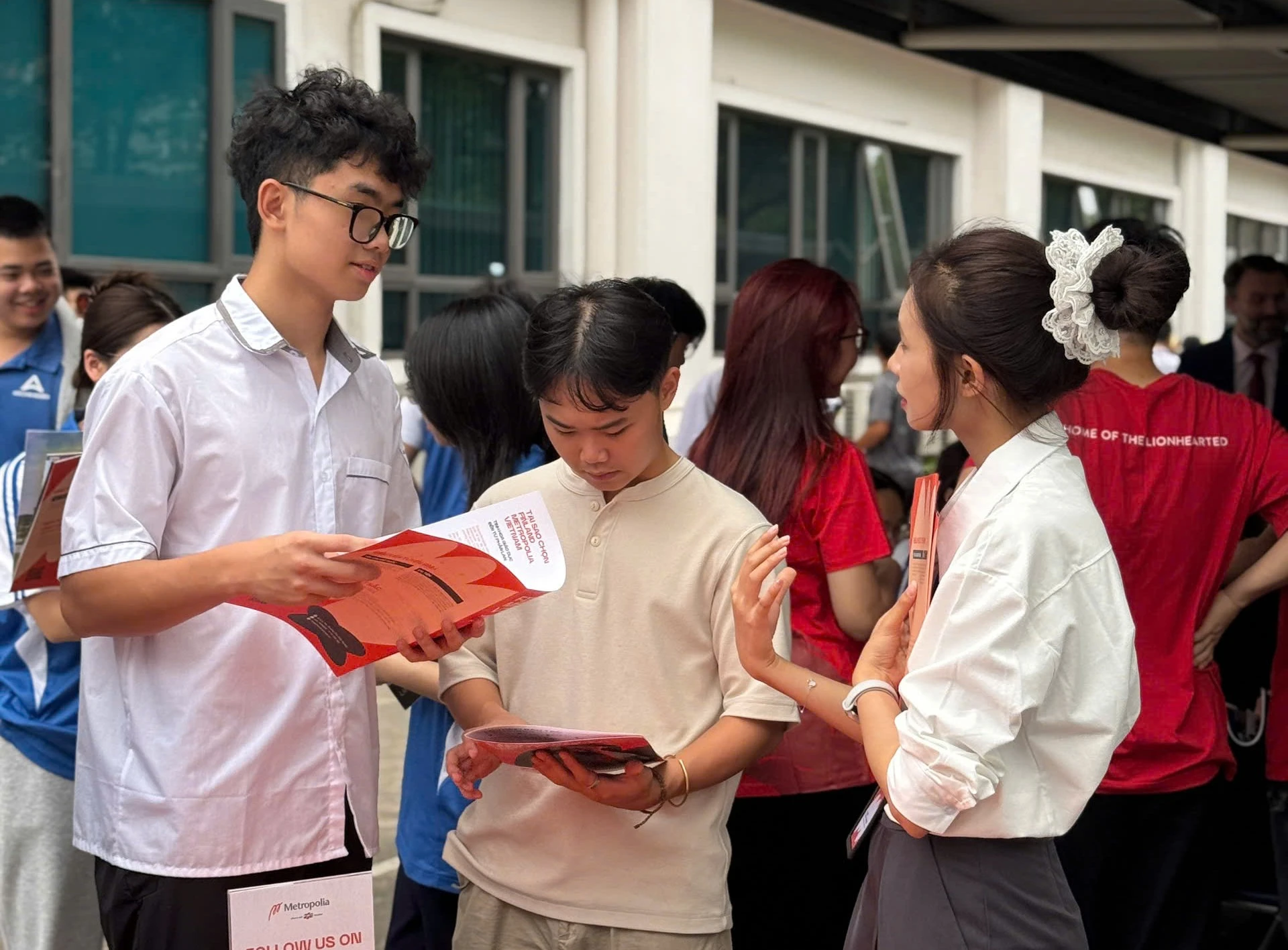 Đại diện chương trình sẵn sàng hỗ trợ các bạn học sinh tìm hiểu về lộ trình học tập quốc tế tại Finland Metropolia Vietnam