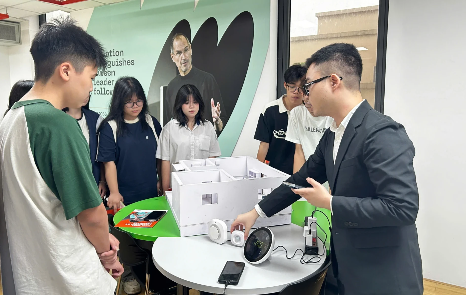 Mô hình công nghệ nhà thông minh giúp người tham dự tiếp cận trực quan với ứng dụng thực tế