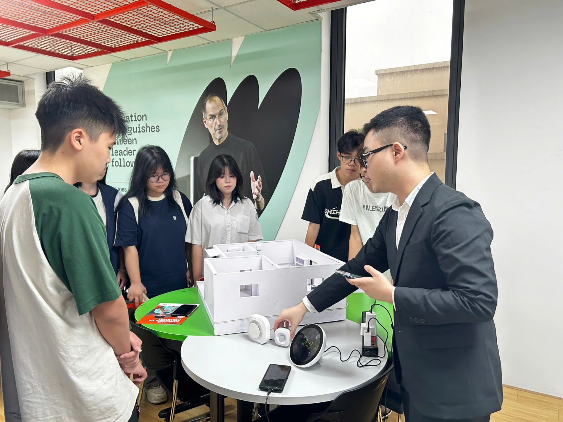 Mô hình công nghệ nhà thông minh (iot) giúp người tham dự tiếp cận trực quan với ứng dụng thực tế 
