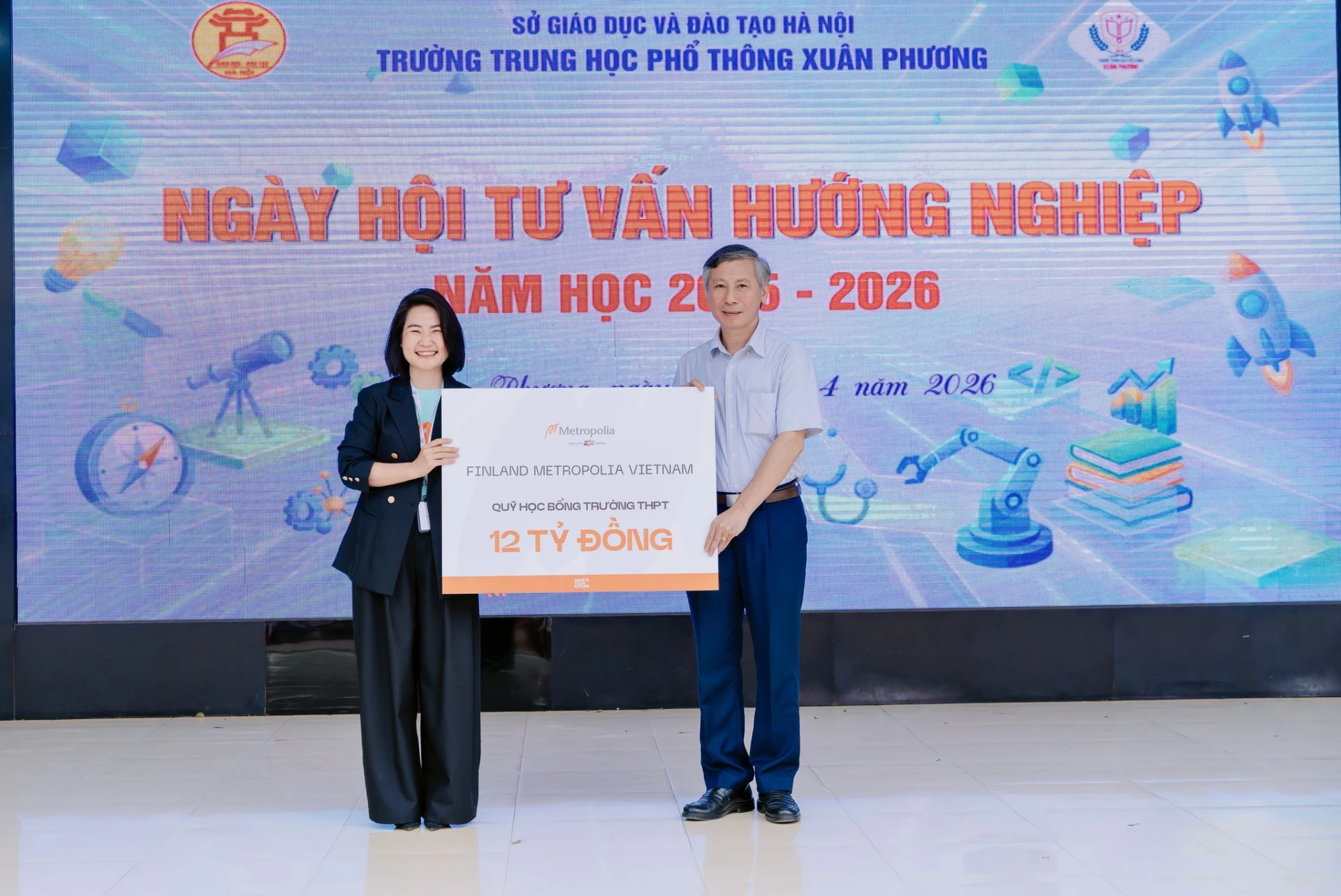 Đại diện Finland Metropolia Vietnam trao quỹ học bổng trị giá 12 tỷ đồng tới học sinh Trường THPT Xuân Phương