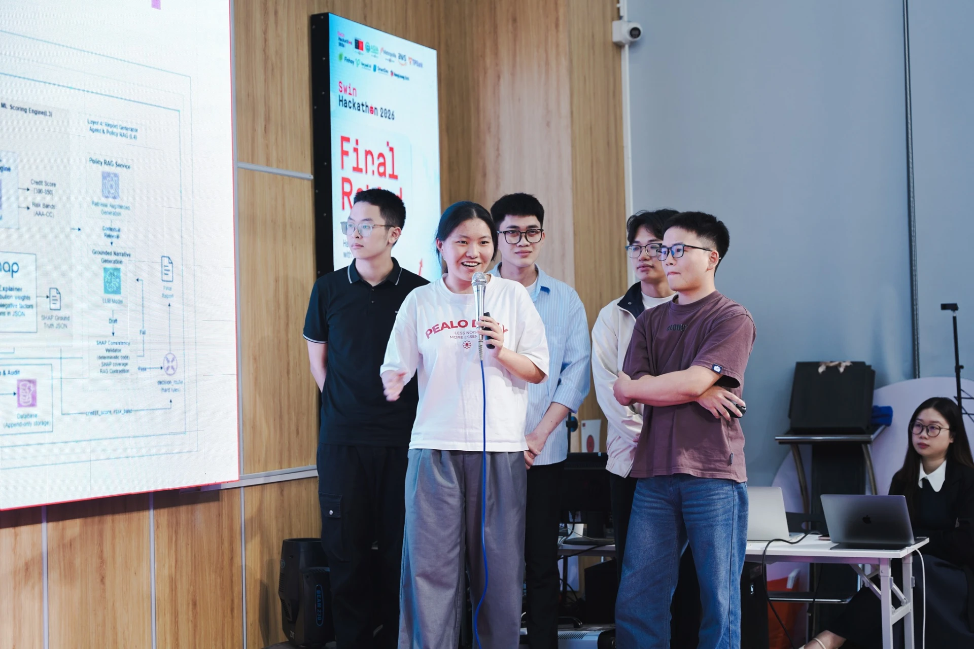 Quá trình bảo vệ ý tưởng và giải pháp của các đội thi tại vòng chung kết Swin Hackathon 2026.
