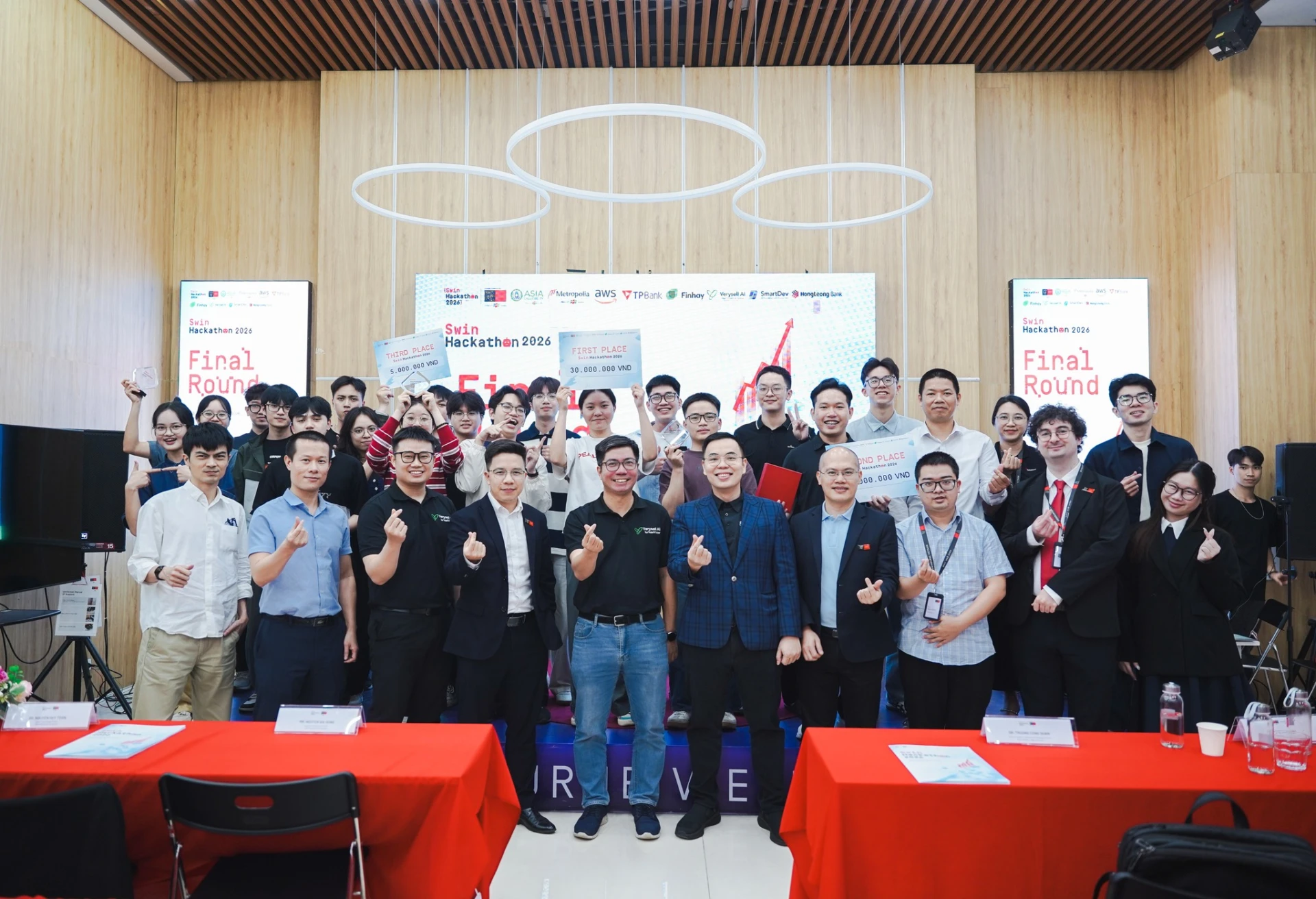 Khoảnh khắc hội tụ của các đội thi và hội đồng chuyên môn tại chung kết Swin Hackathon 2026.