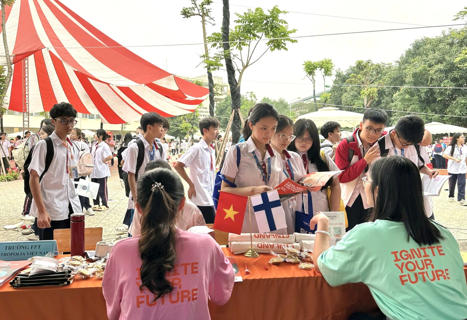Đội ngũ tư vấn giải đáp thắc mắc về định hướng ngành nghề và cơ hội việc làm
