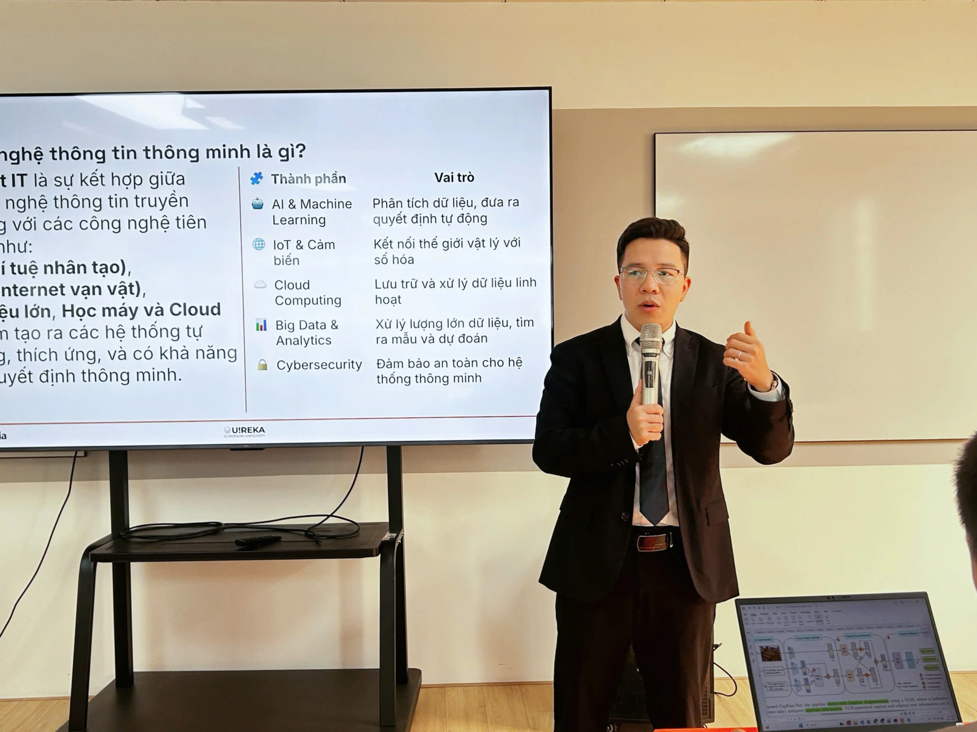 TS. Peter Pham cho biết: sinh viên được tiếp cận sớm với AI, IoT và các công nghệ chiến lược trong chương trình đào tạo