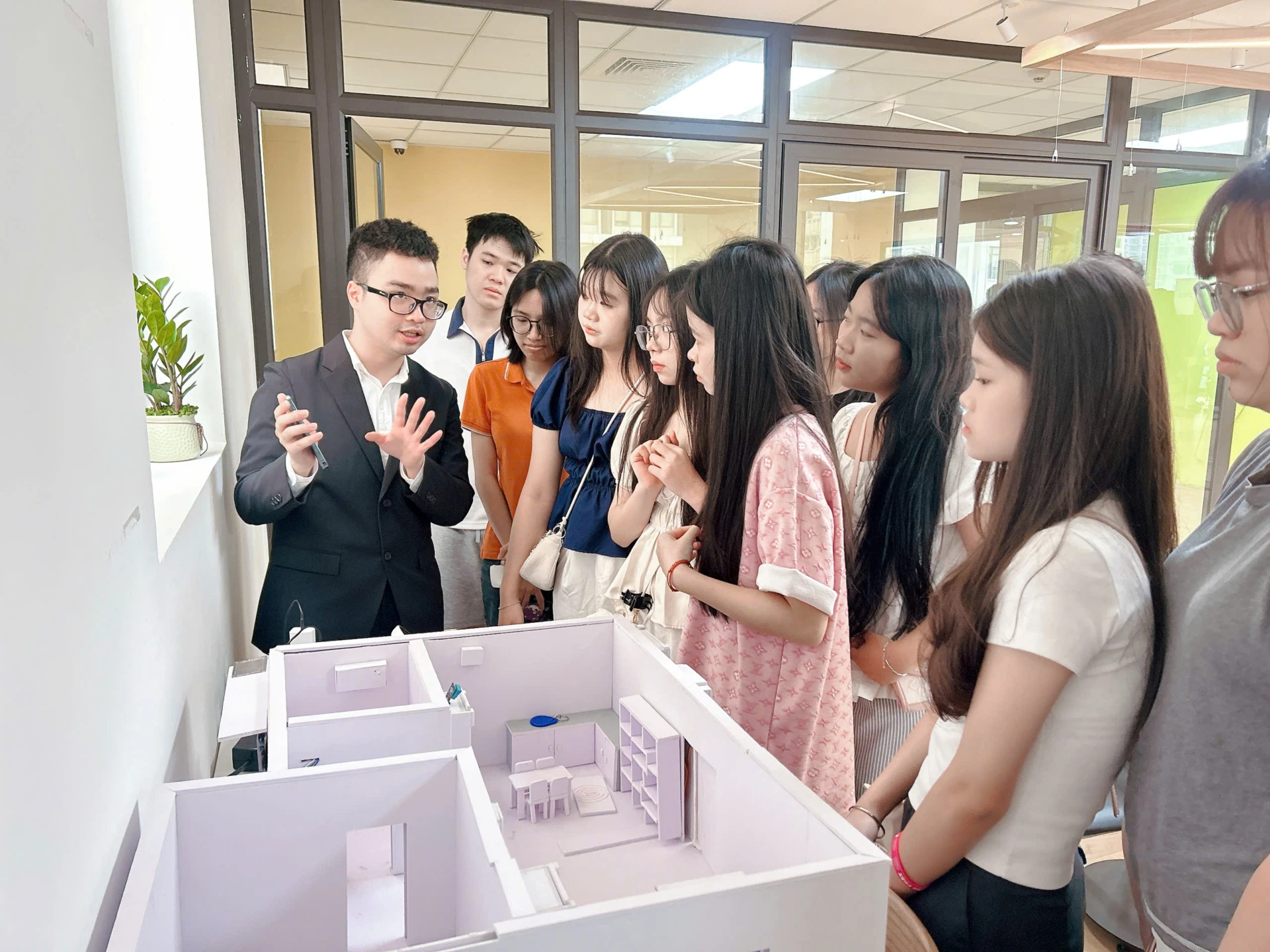 Từ cảm biến sức khỏe đến nhà thông minh, công nghệ được tiếp cận qua trải nghiệm trực quan