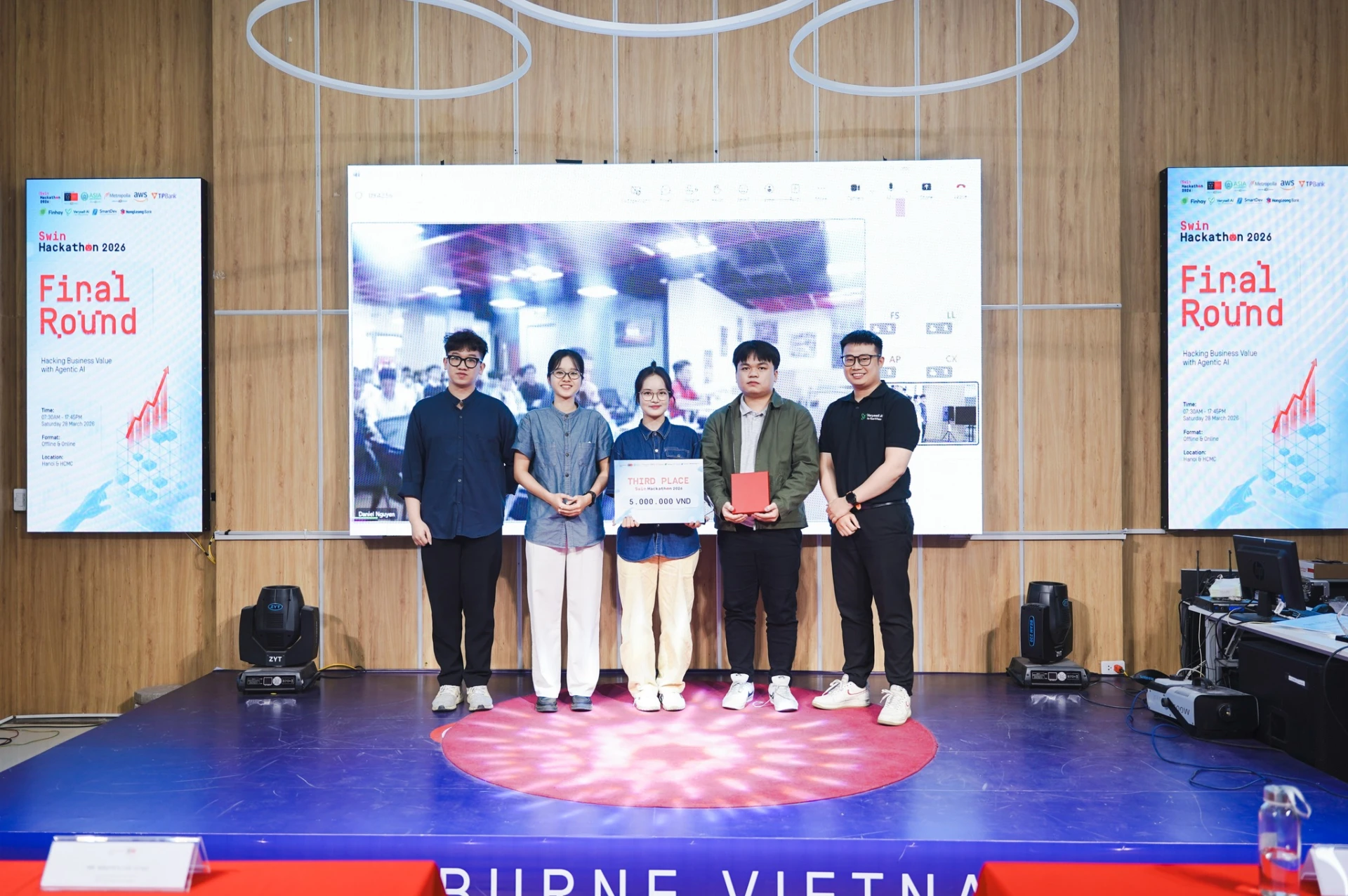 Đội 4 SỐ 9 được vinh danh với giải pháp hỗ trợ doanh nghiệp tại Swin Hackathon 2026