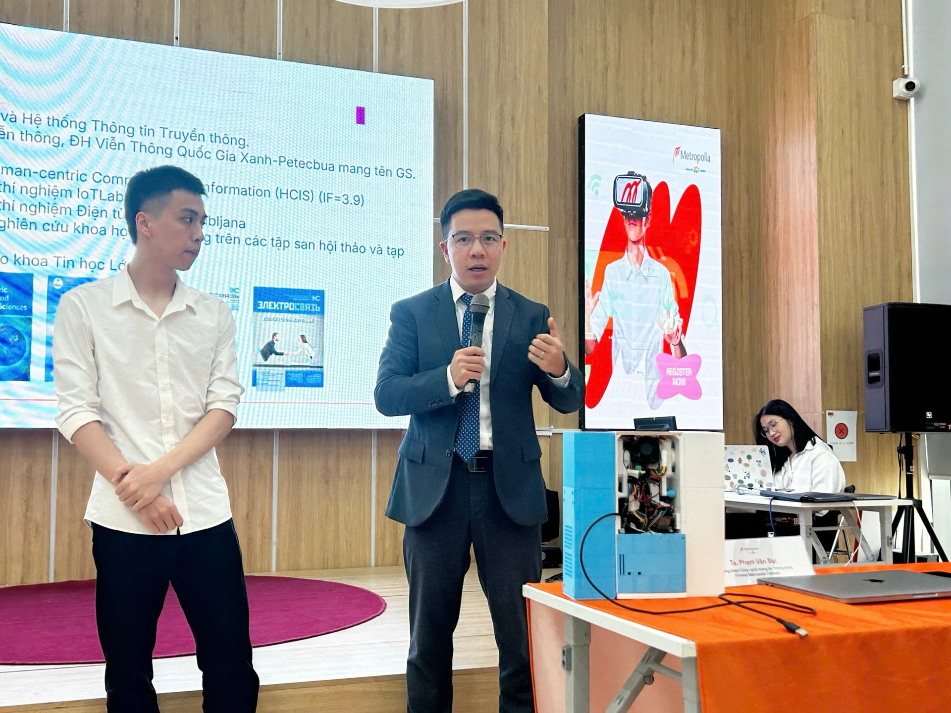 Sản phẩm robot AI do sinh viên Finland Metropolia Vietnam phát triển được trình diễn tại sự kiện